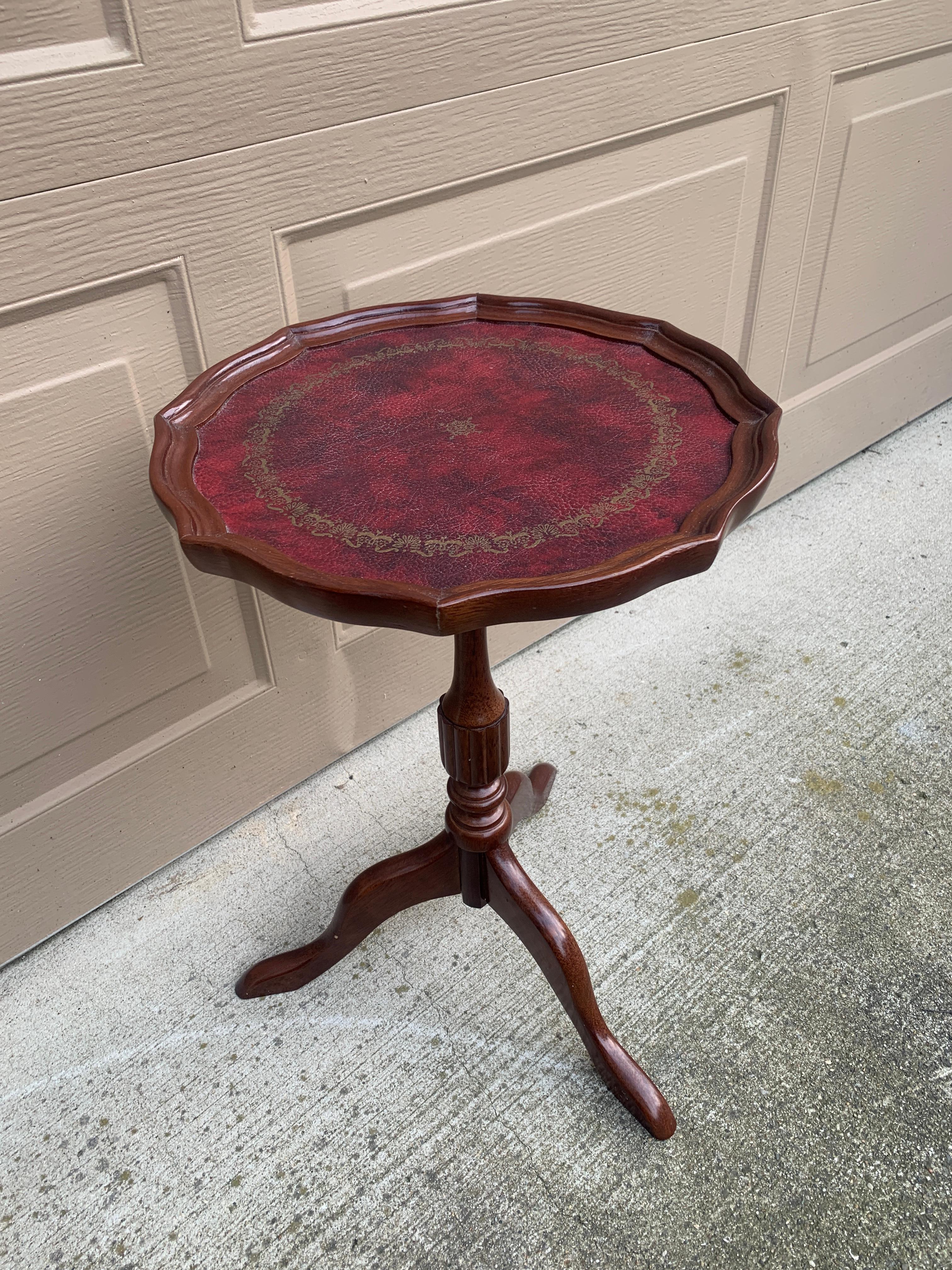 Late 20th Century Vintage Georgian Embossed Red Leather Top Mahogany Side Table For Sale