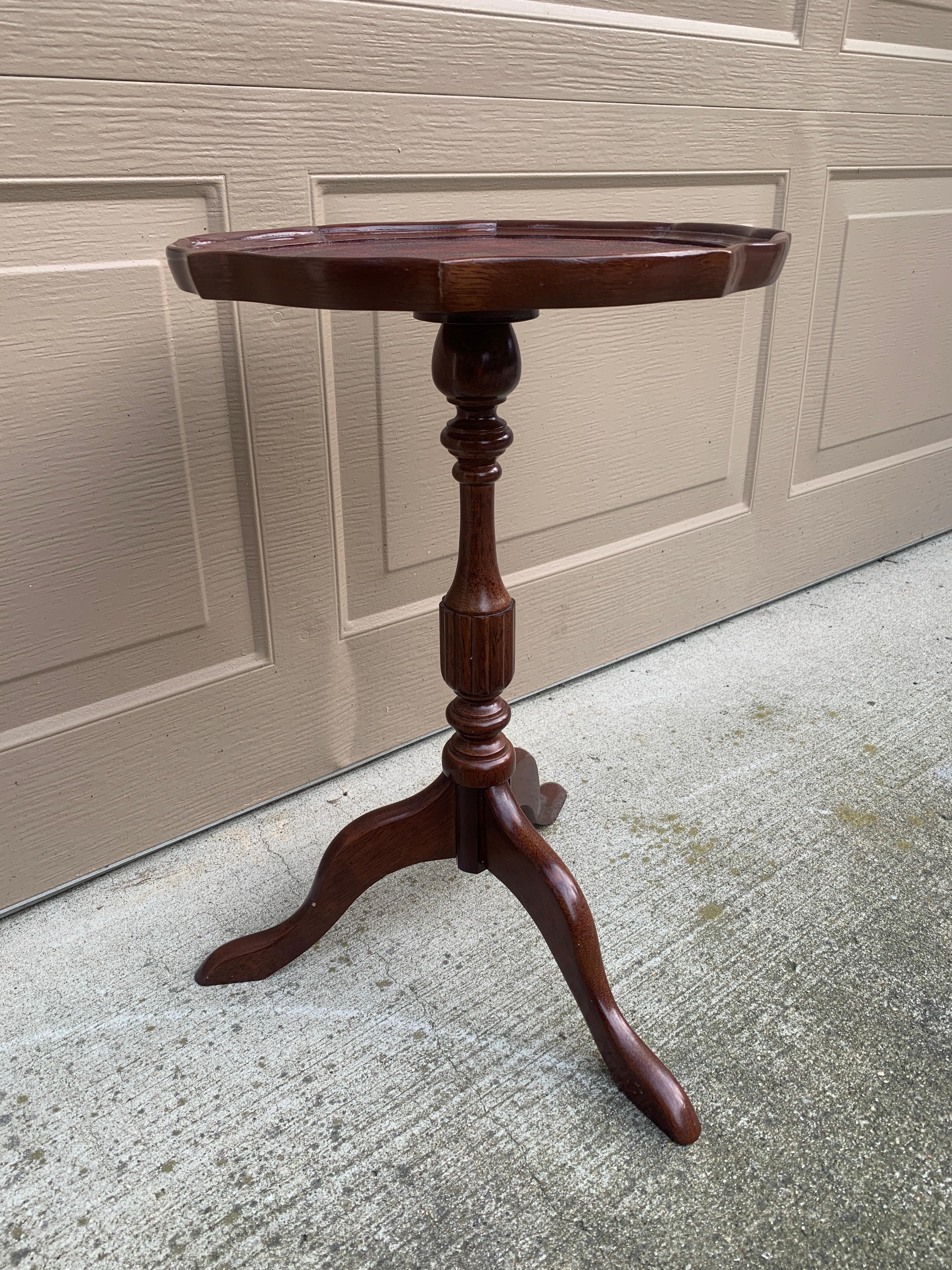 Vintage Georgian Embossed Red Leather Top Mahogany Side Table For Sale 1