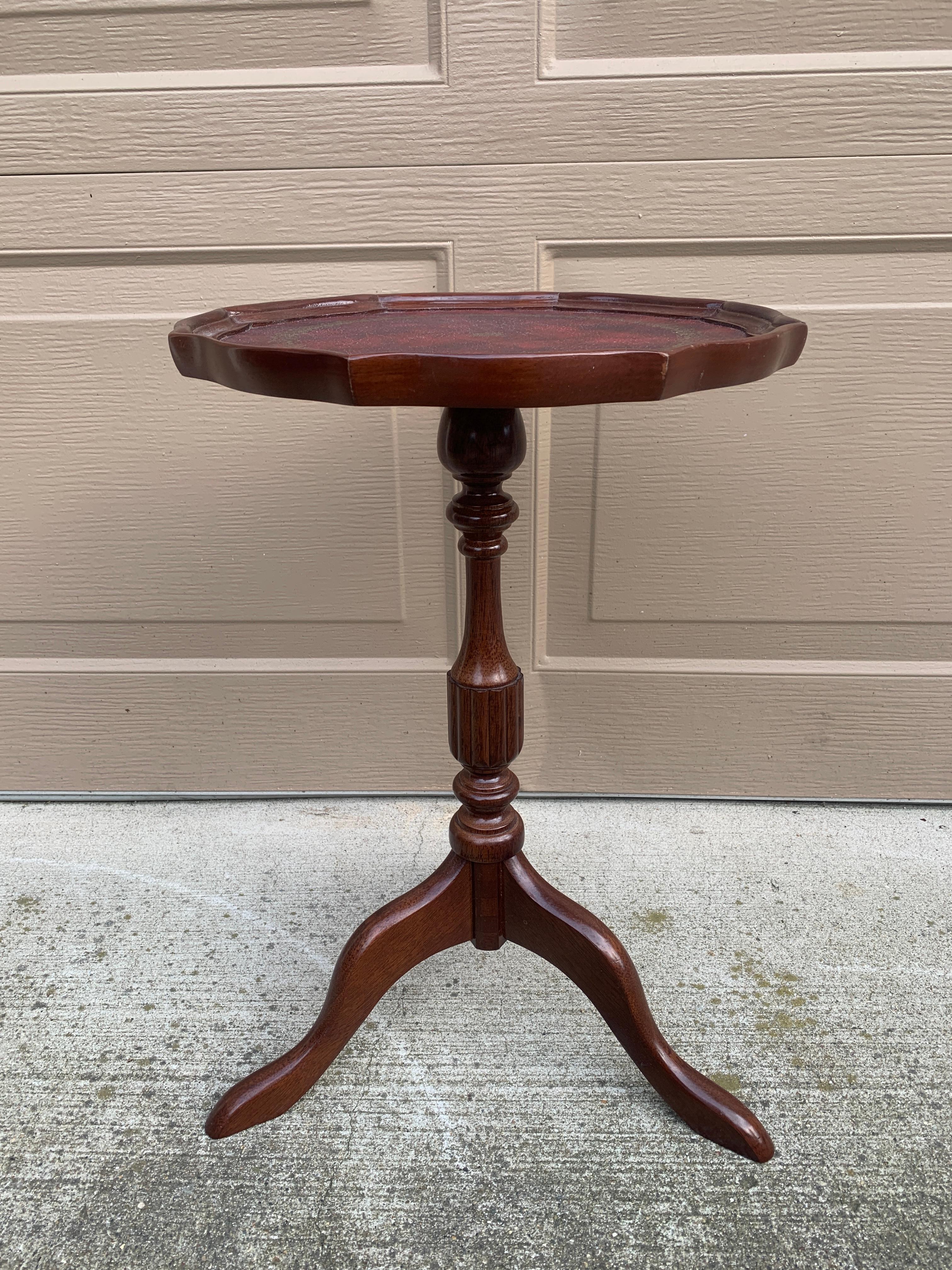 Vintage Georgian Embossed Red Leather Top Mahogany Side Table For Sale 3