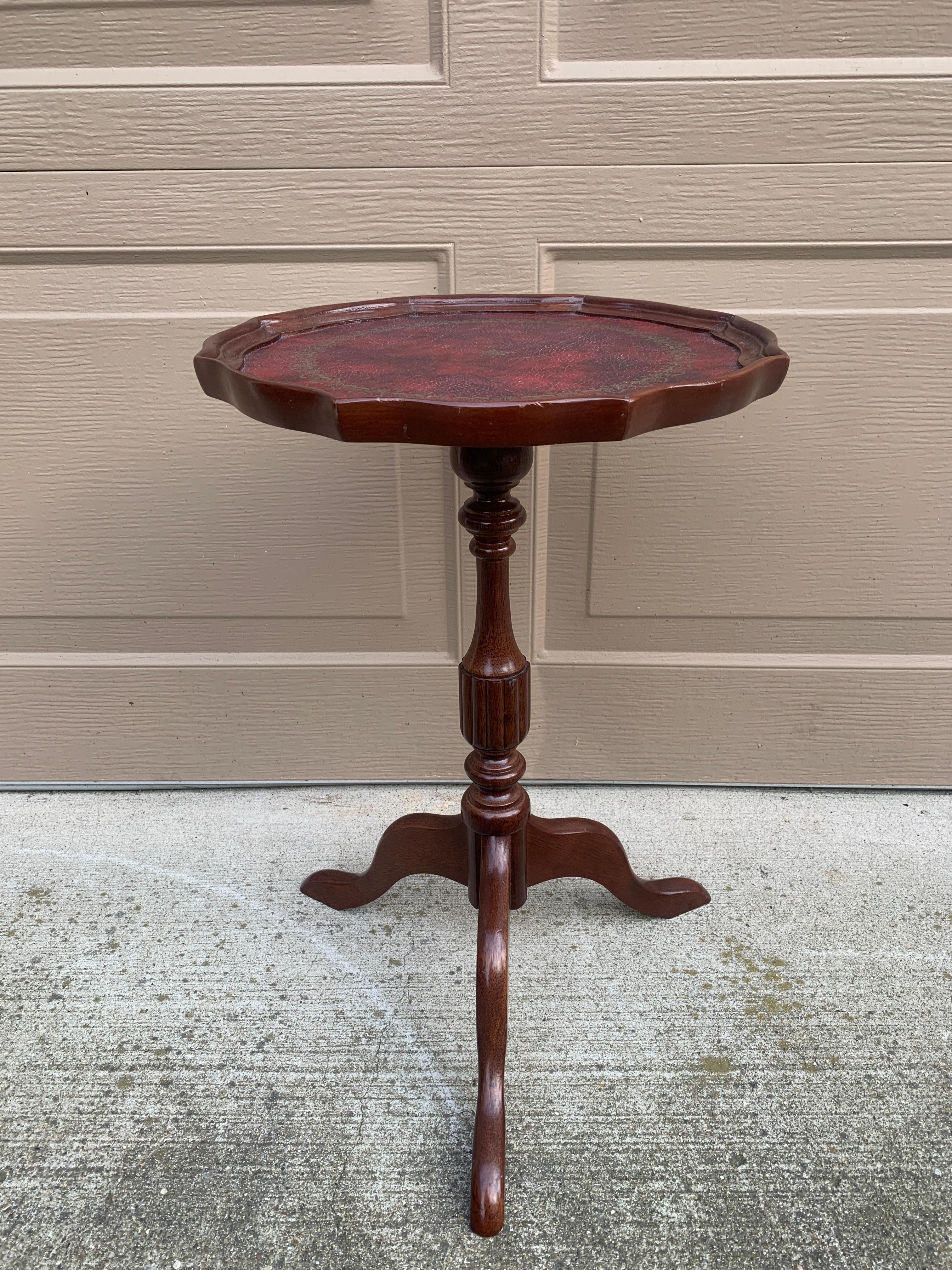 Vintage Georgian Embossed Red Leather Top Mahogany Side Table For Sale 4