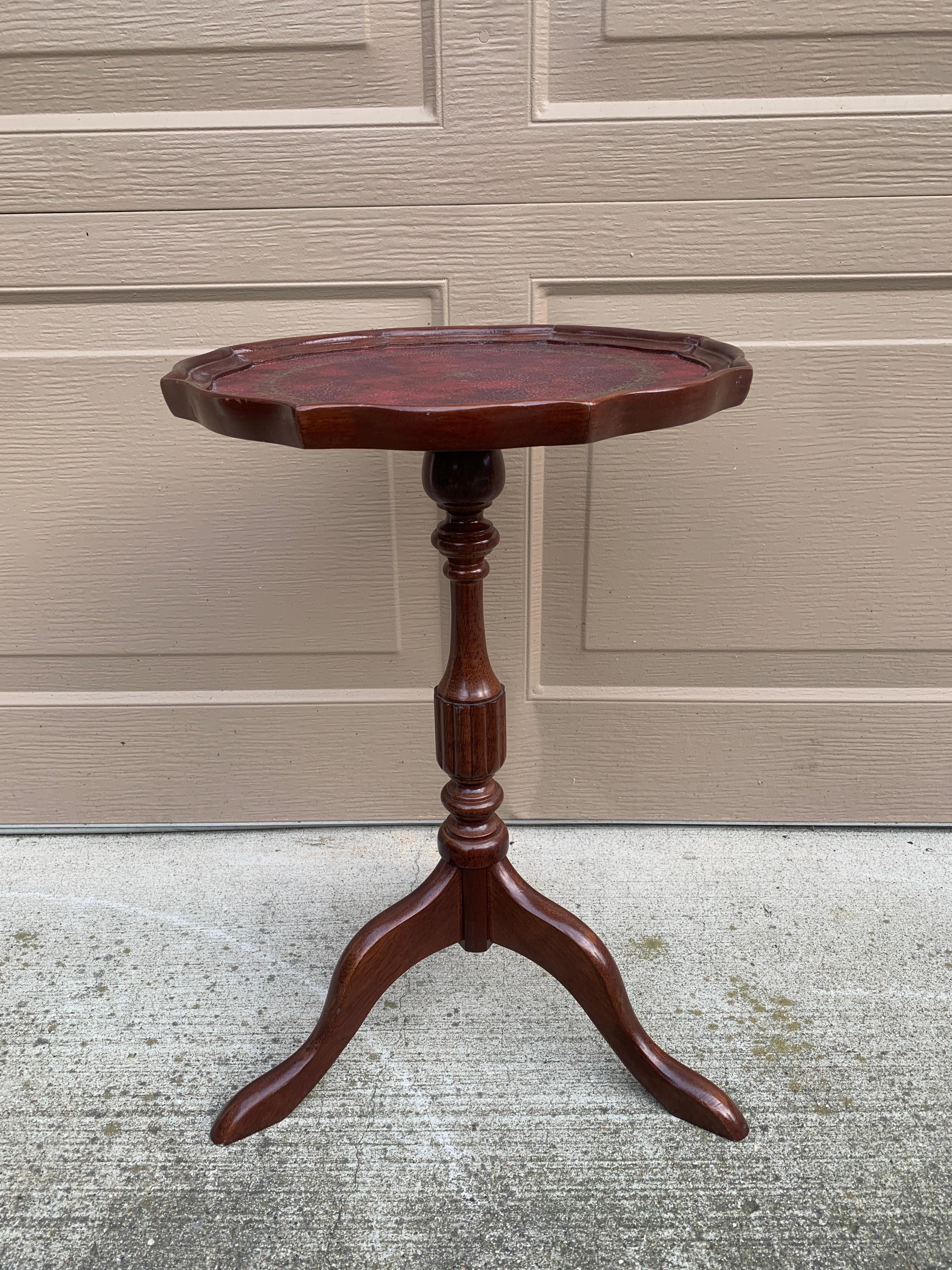 Vintage Georgian Embossed Red Leather Top Mahogany Side Table For Sale 5