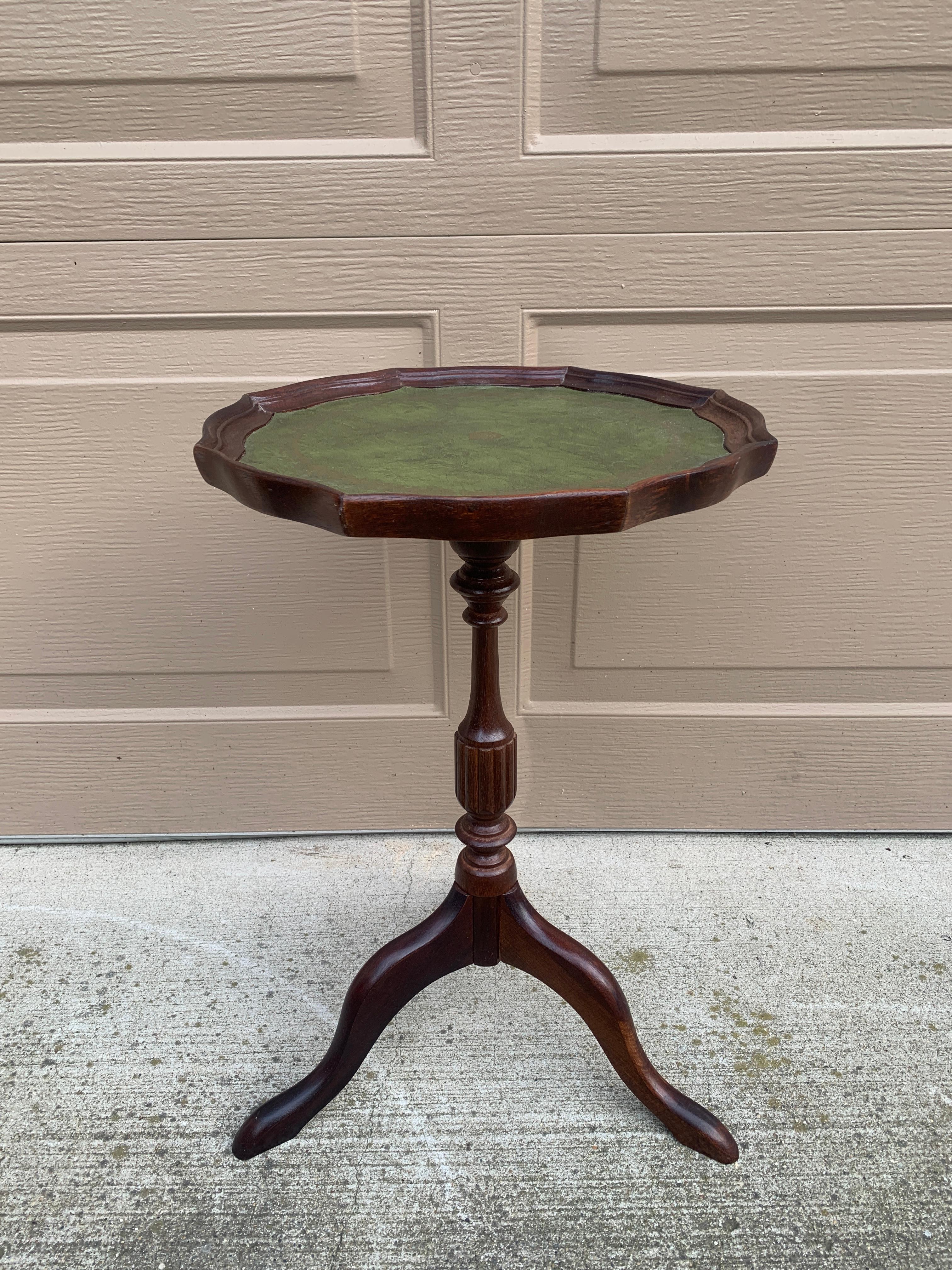 A gorgeous Georgian style round scalloped edge side table or drinks table

USA, Circa 1980s

Carved mahogany, with embossed green leather top

Measures: 13.25