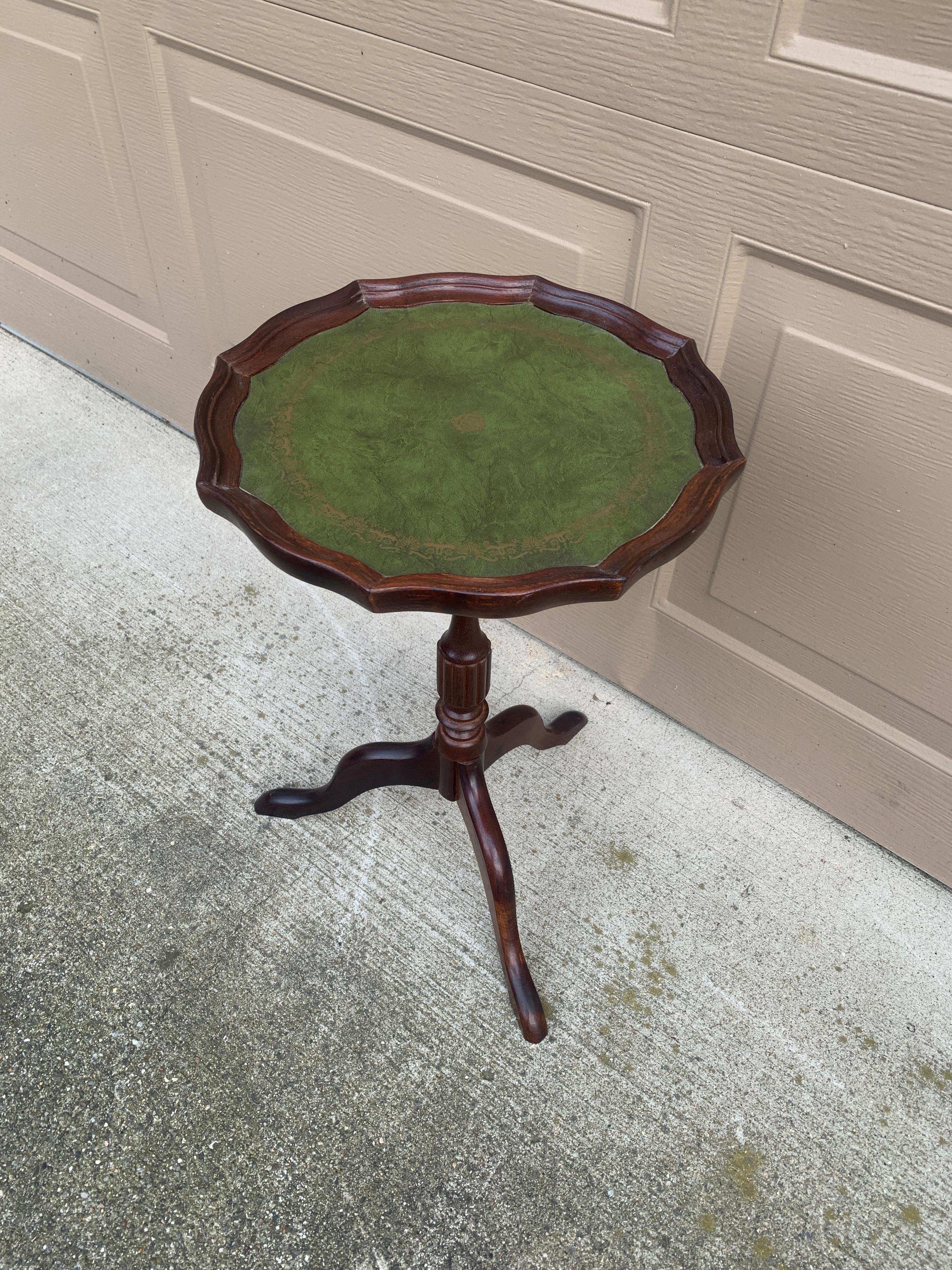 American Vintage Georgian Embossed Green Leather Top Mahogany Side Table For Sale