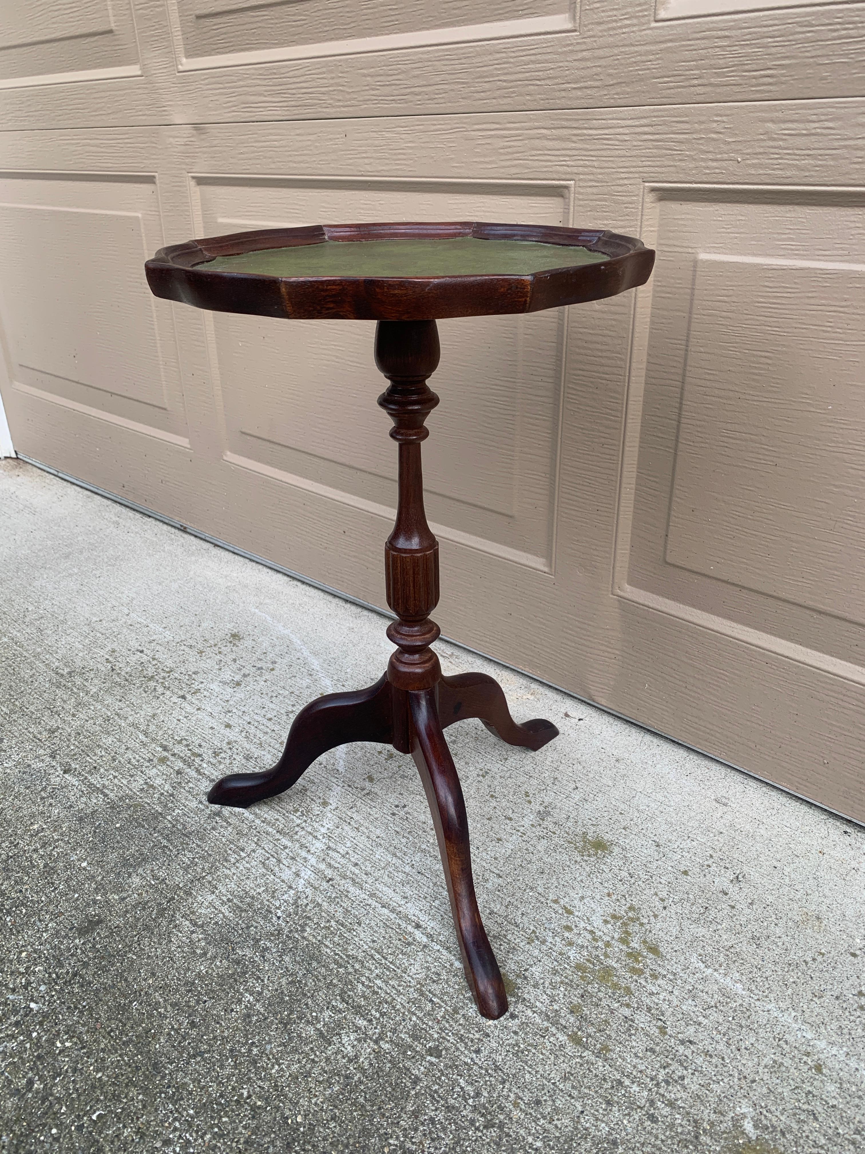 Vintage Georgian Embossed Green Leather Top Mahogany Side Table In Good Condition For Sale In Elkhart, IN