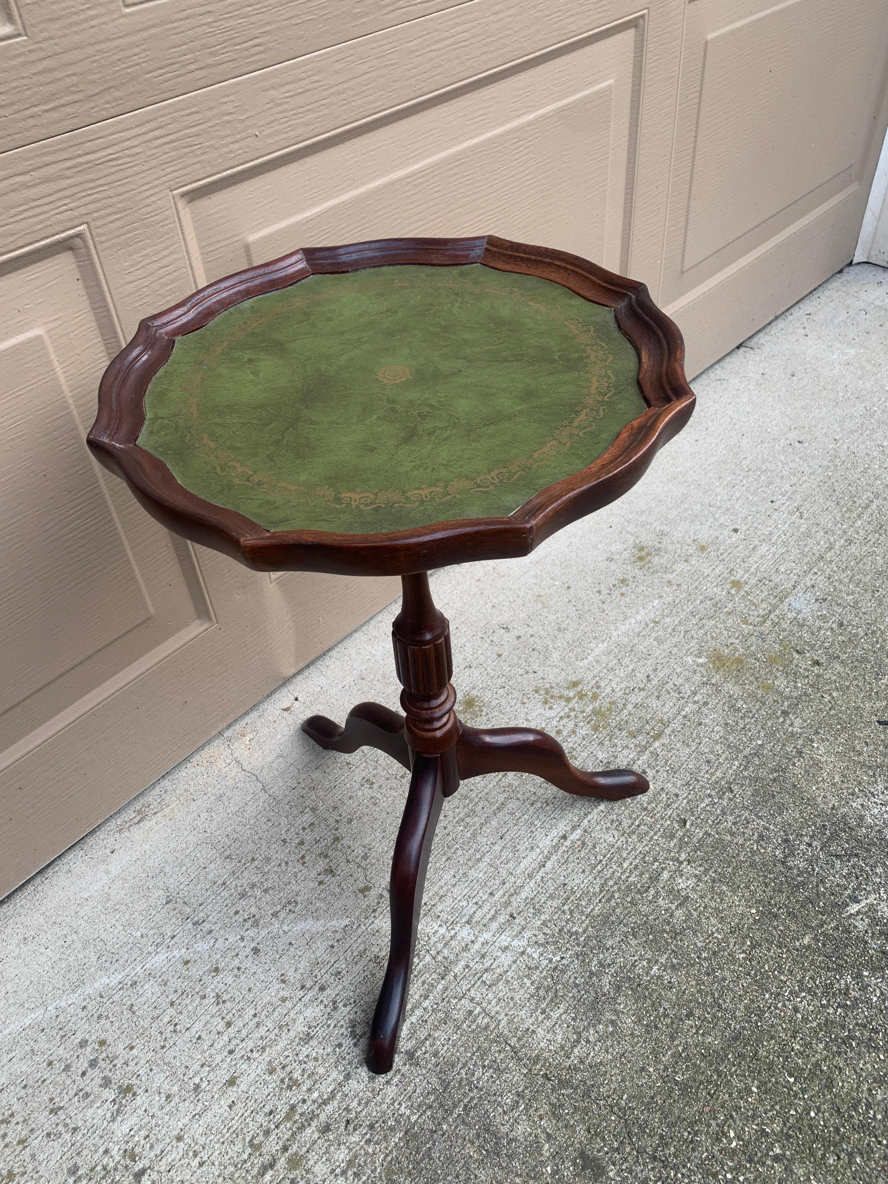 Late 20th Century Vintage Georgian Embossed Green Leather Top Mahogany Side Table For Sale