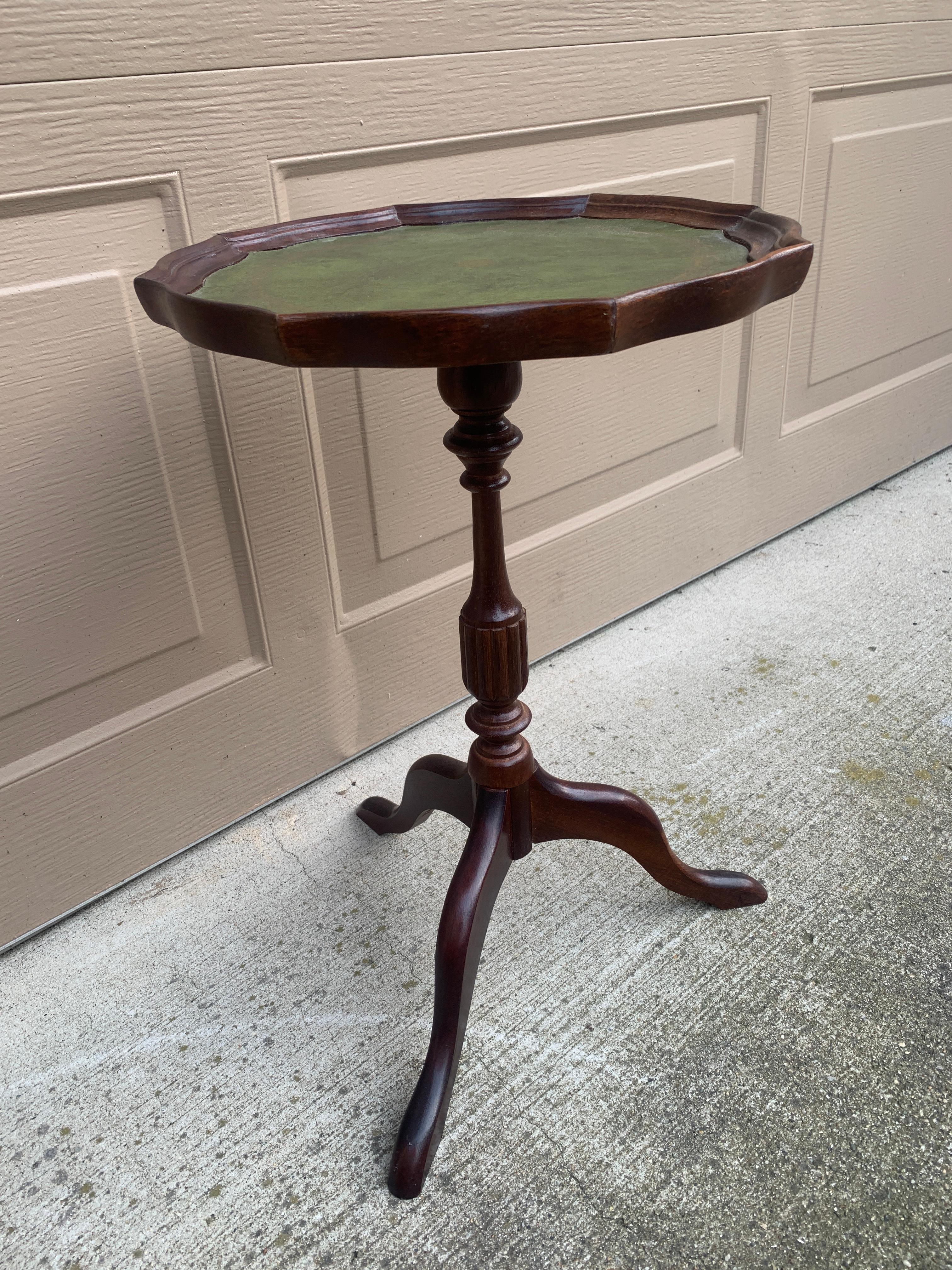 Vintage Georgian Embossed Green Leather Top Mahogany Side Table For Sale 1