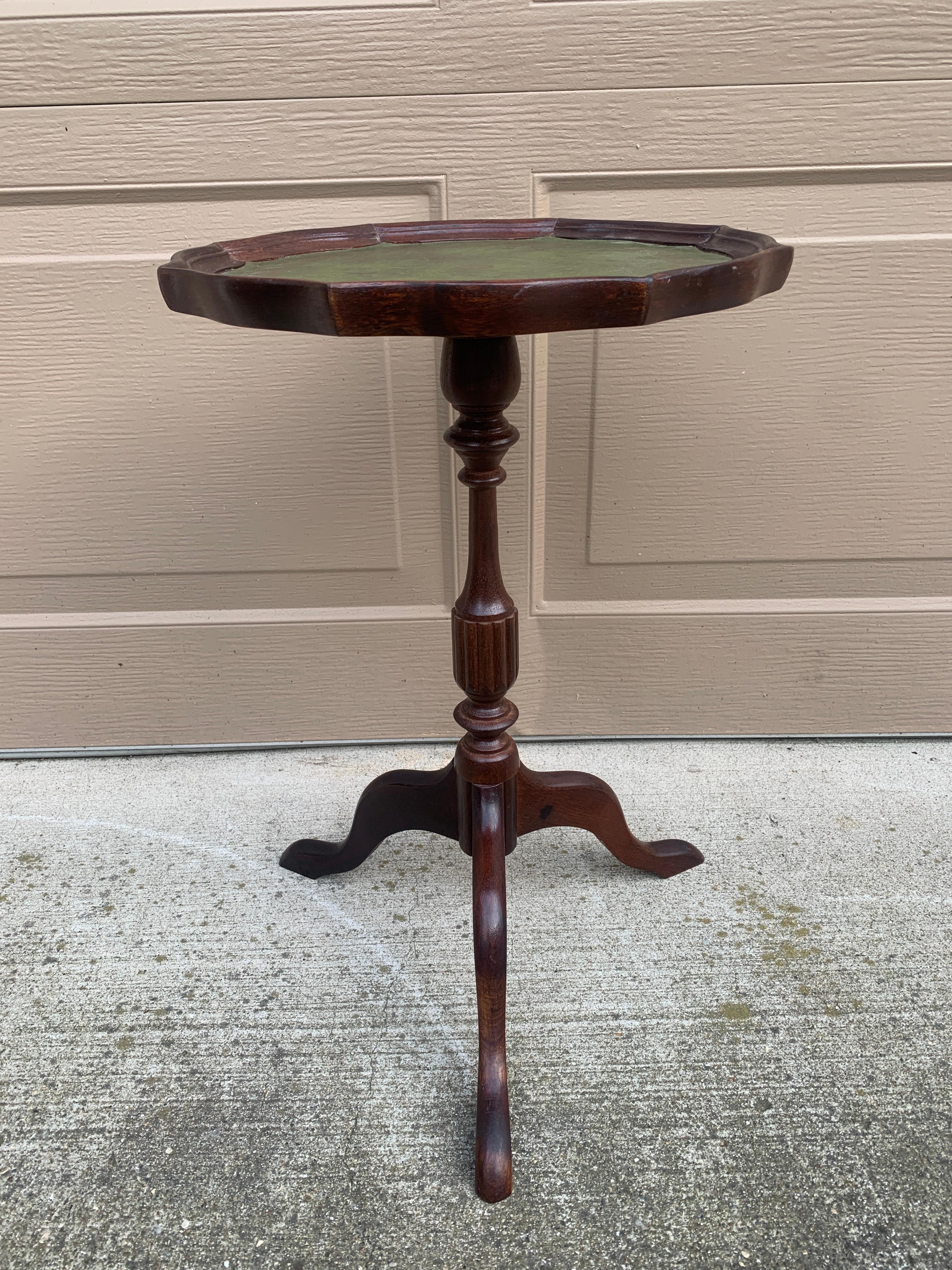 Vintage Georgian Embossed Green Leather Top Mahogany Side Table For Sale 3