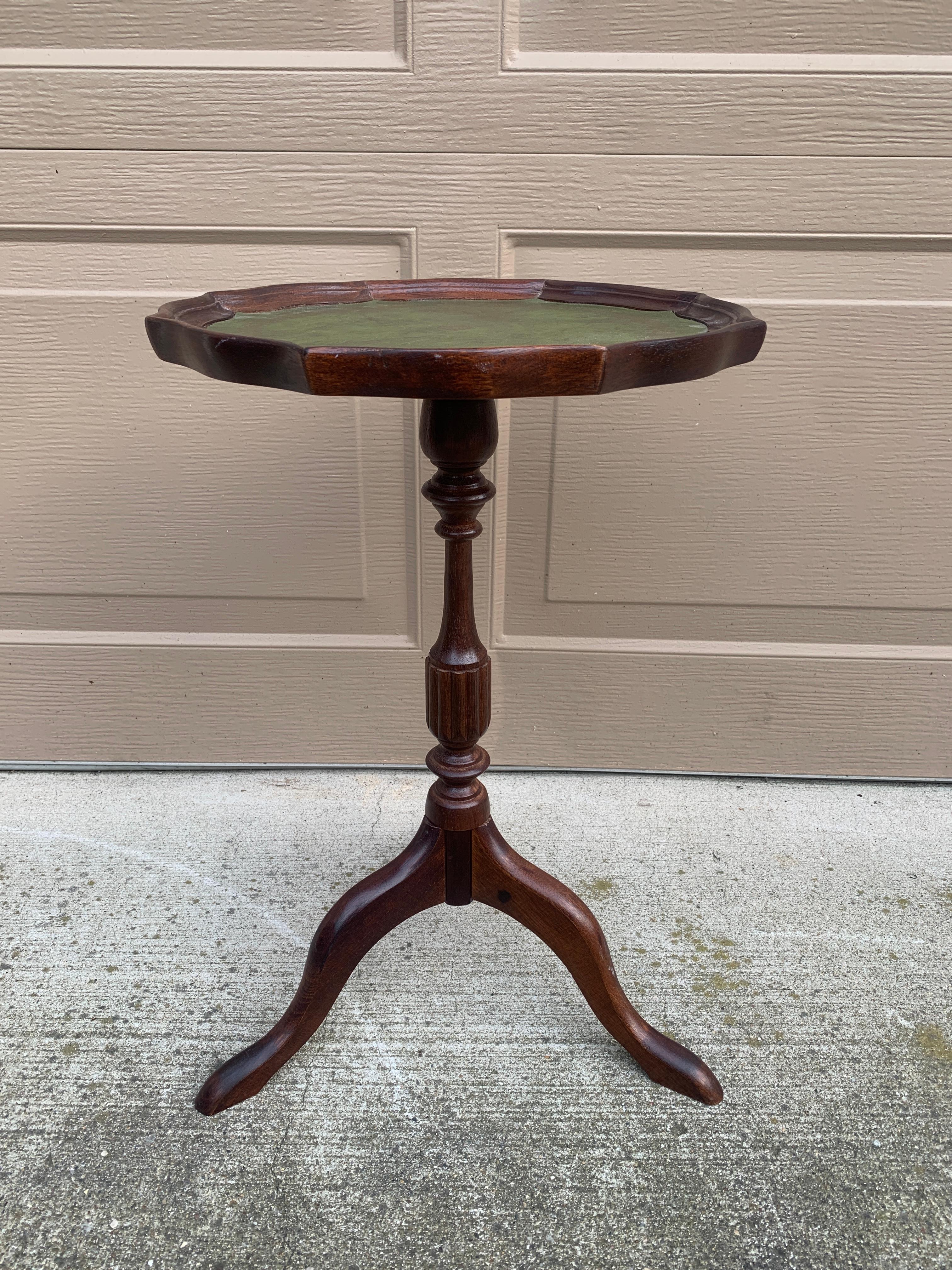 Vintage Georgian Embossed Green Leather Top Mahogany Side Table For Sale 4