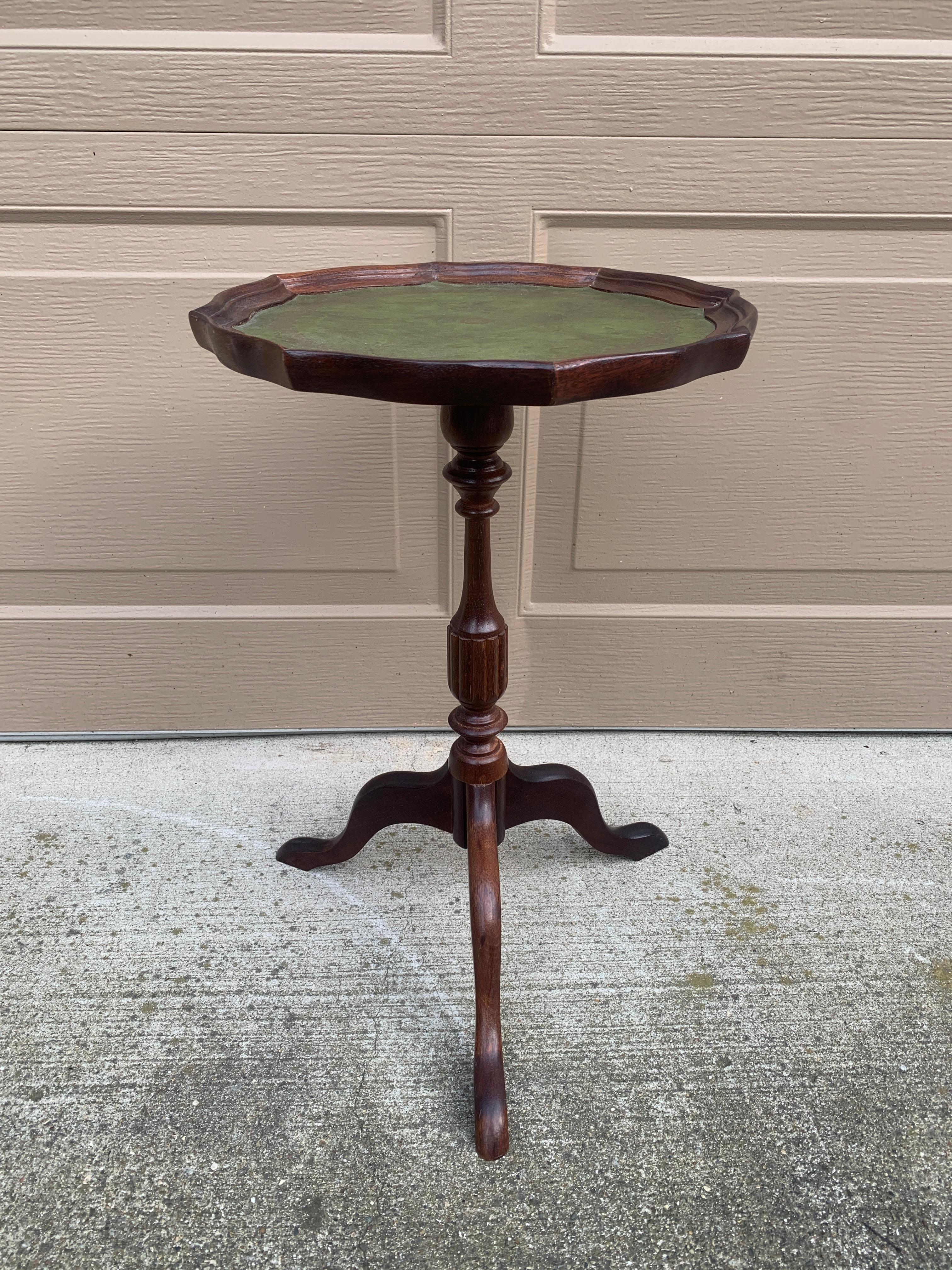 Vintage Georgian Embossed Green Leather Top Mahogany Side Table For Sale 5