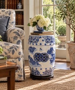 Taburete o mesa auxiliar de jardín de porcelana azul y blanca con soporte de madera