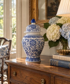 Blaues und weißes Chinoiserie- Ingwerglas aus Porzellan