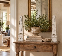 Coppia di obelischi in Wood Wood dipinto e invecchiato con basi architettoniche