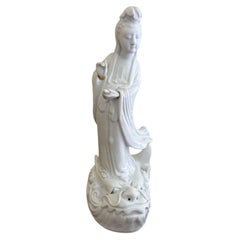 Porcelaine « Blanc de Chine » chinoise du milieu du siècle représentant Quan Yin sur un poisson