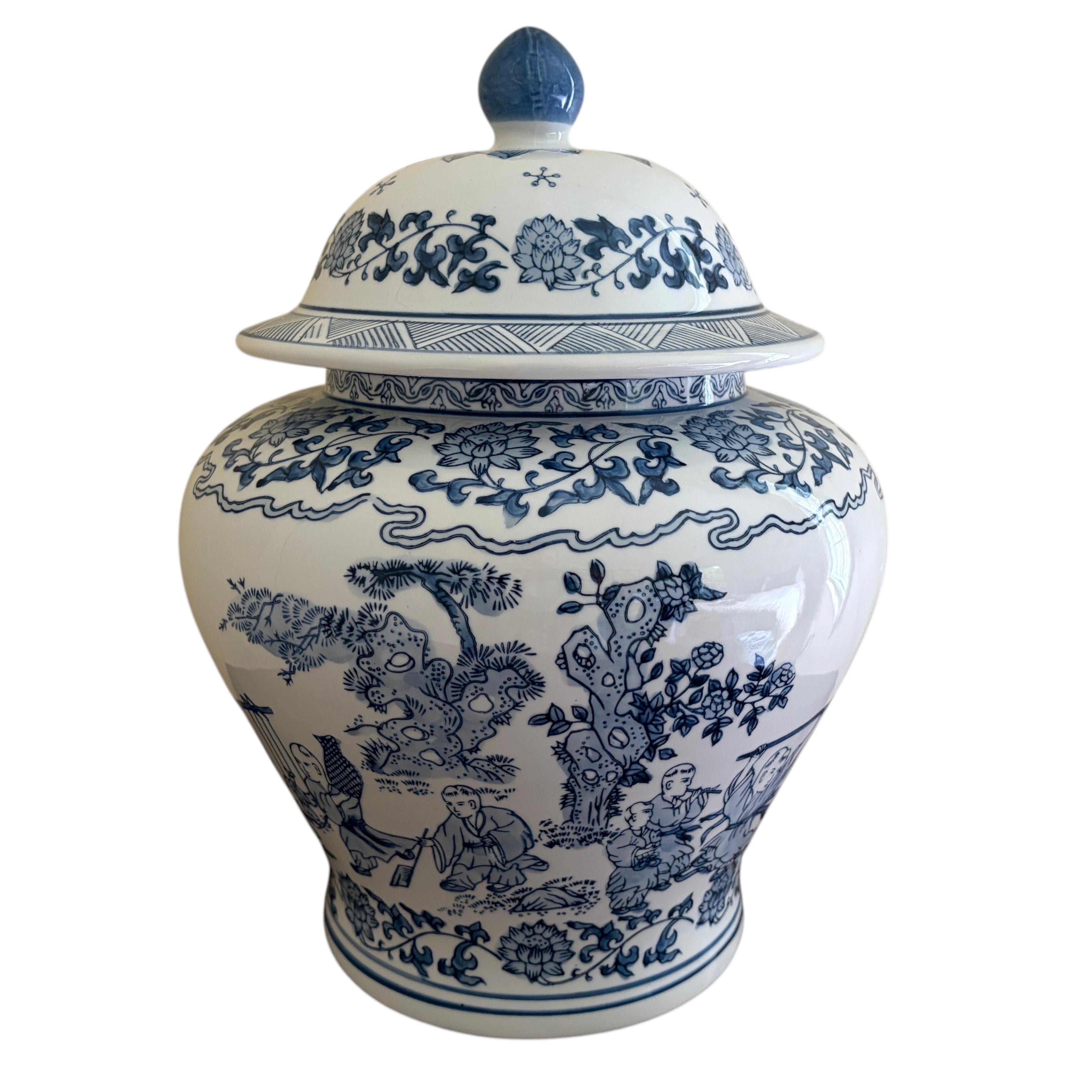Grand pot à couvercle en porcelaine bleue et blanche de style chinoiserie