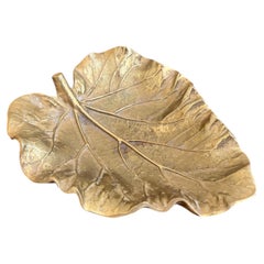 Plato de hoja de ruibarbo de latón fundido de Virginia Metalcrafters, hacia 1948