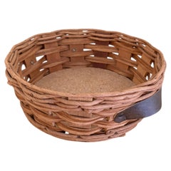 Cesta redonda de roble trenzado y cuero para servir guisos, de finales del siglo XX