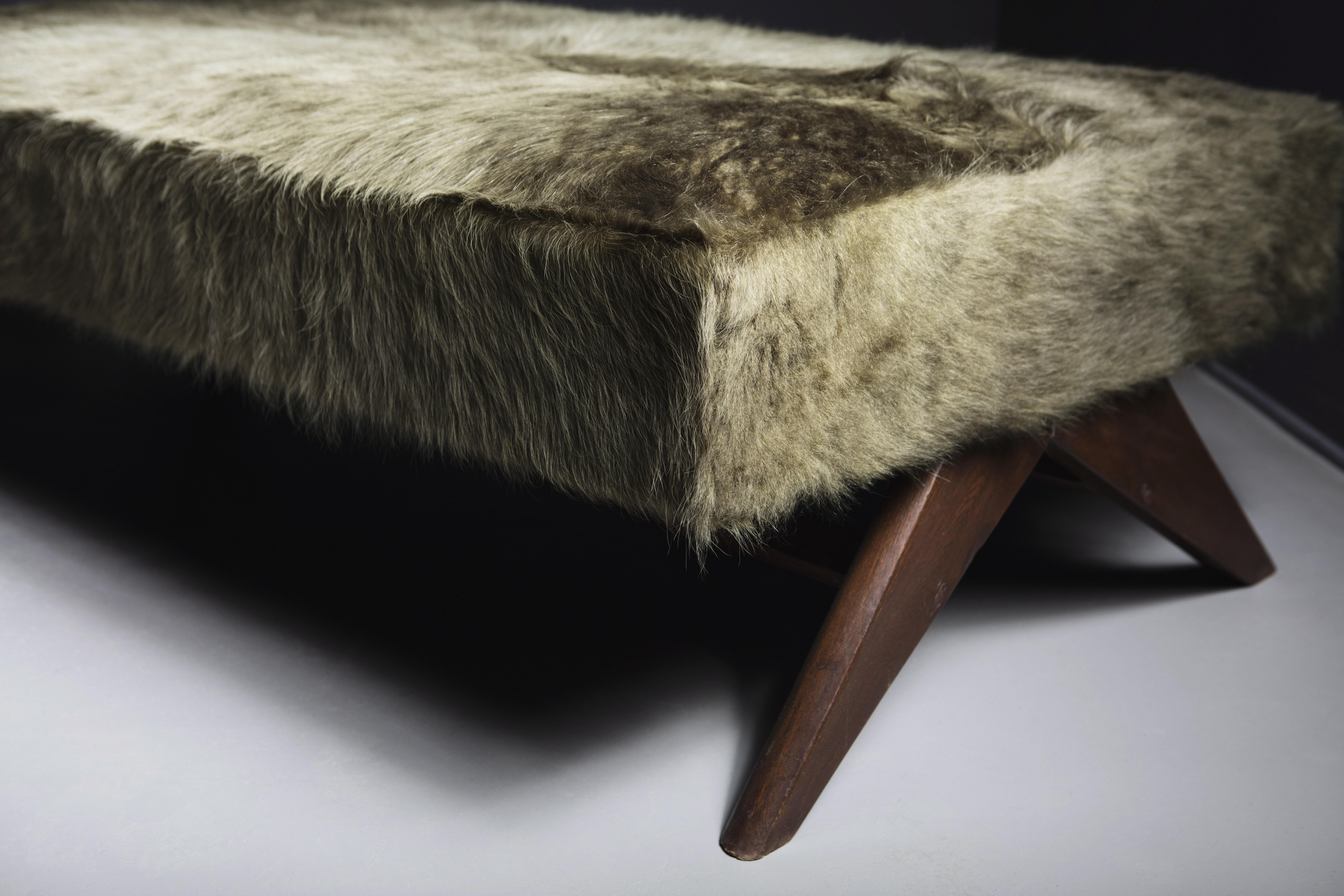 Ce lit de jour Pierre Jeanneret, modèle PJ-L-12-A, a été réalisé pour une commande spéciale de la ville de Chandigarh, en Inde,  - Bâtiments administratifs de l'université du Pendjab et quelques résidences privées.  Ils ont été produits entre 1952