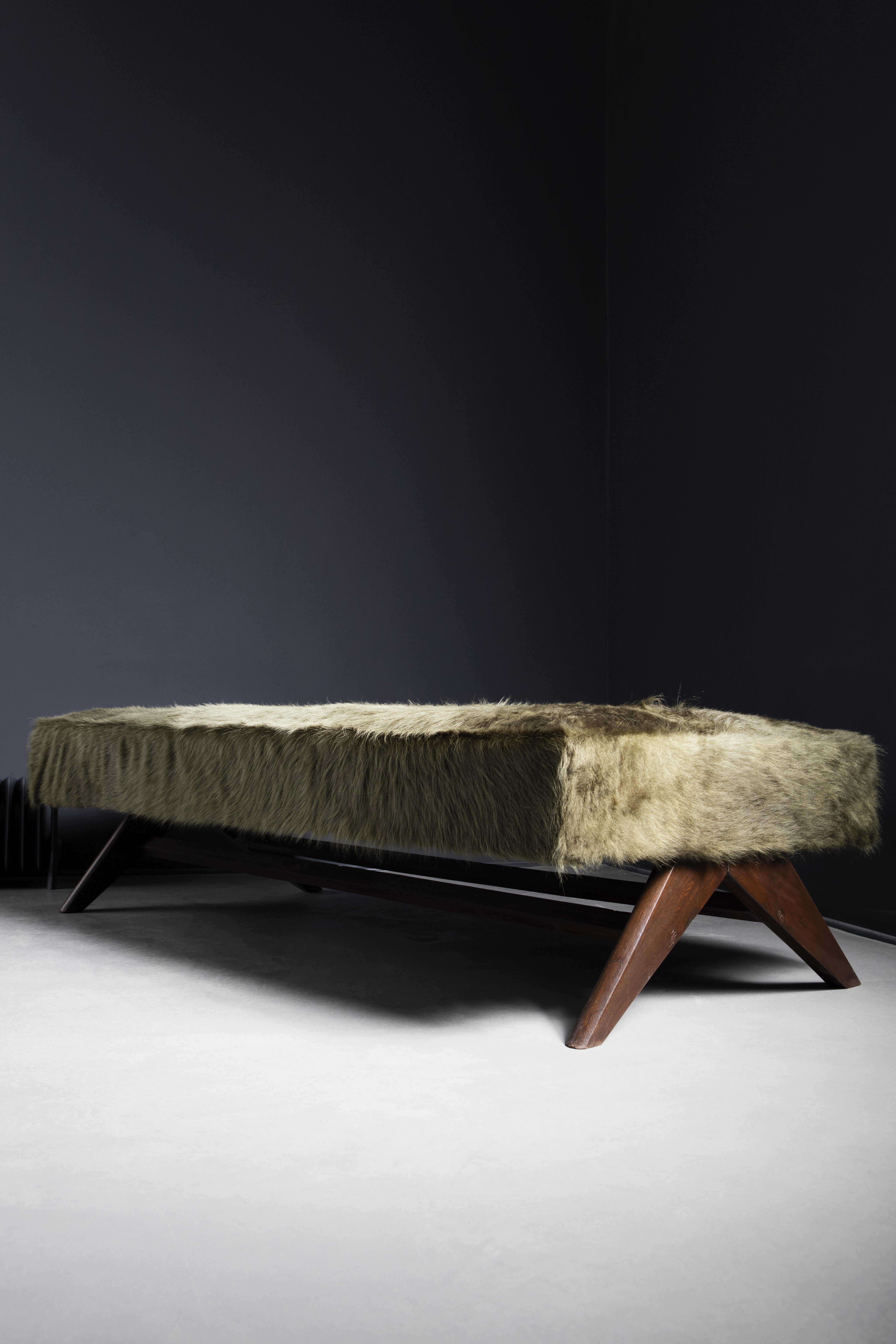 Cuir de vache Lit de jour original PJ- L-12-A par Pierre Jeanneret pour Chandigarh Project, années 1950. en vente