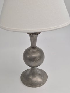 Celestine Andersson, lámpara de mesa de peltre con una decoración elegante, Swedish Grace, 1930