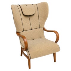 Sillón sueco moderno con respaldos laterales, retapizado con detalles de piel, década de 1940.