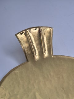 Un candelabro clásico, de latón macizo, diseñado por Lars Holmström, de Arvika, estilo «Modernismo sueco».
