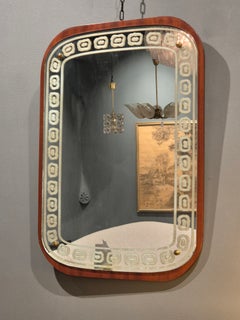 Espejo de estilo moderno sueco con decoración grabada y marco de madera de teca, de mediados del siglo XX.