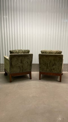 A pair of Chippendale lounge chairs in carved oak, early 20th Century.