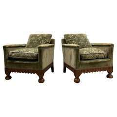 A pair of Chippendale lounge chairs in carved oak, early 20th Century.