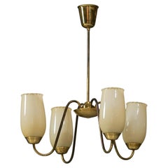 Lampadario finlandese in vetro opalino e ottone, MELVA, anni '50