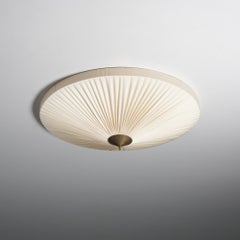 Große, flach montierte Leuchte im skandinavischen Modern-Stil aus Stoff und Messing, Finnland, 1950er Jahre