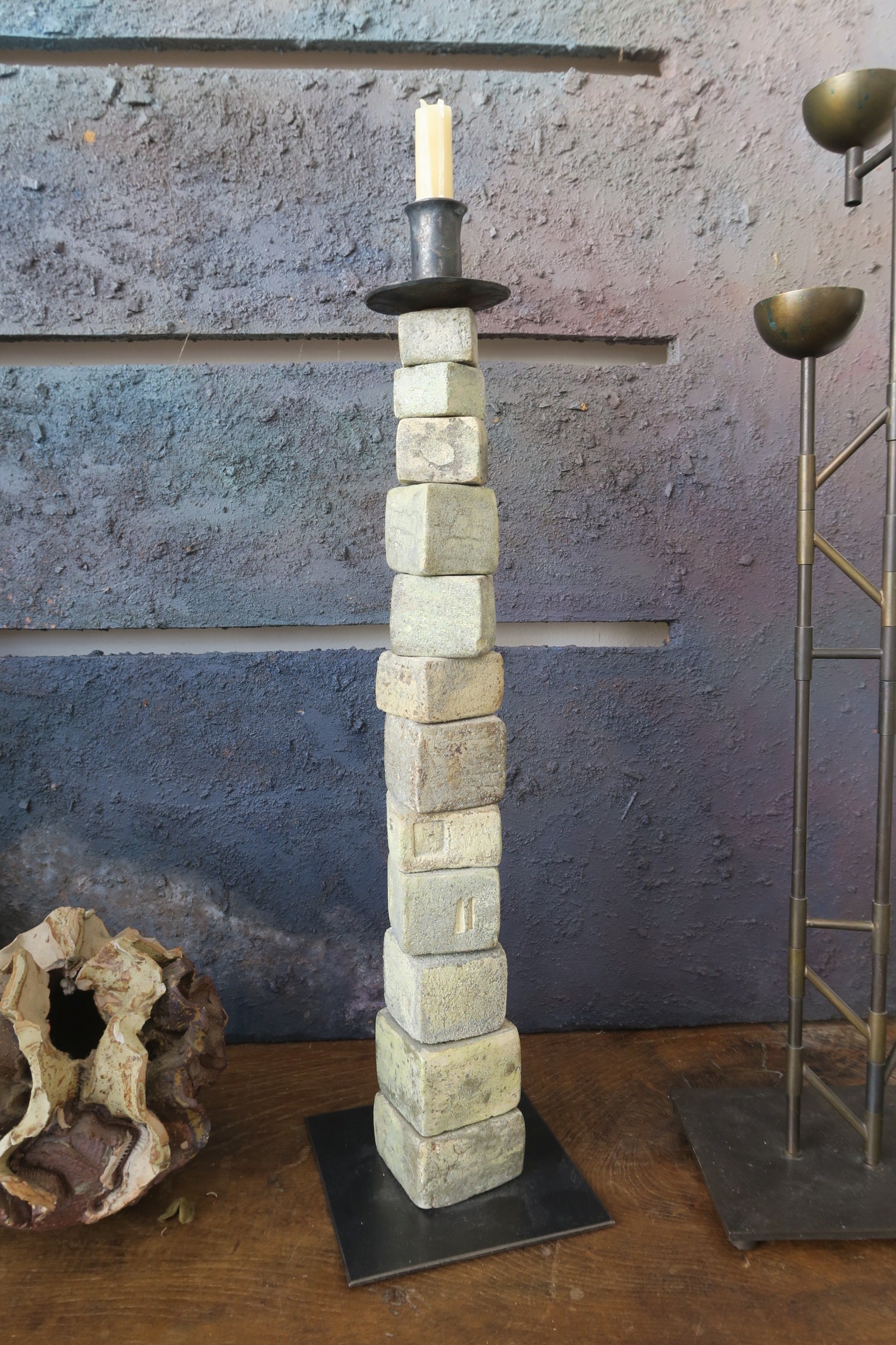 portacandele decorativo di un artista sconosciuto in acciaio, ghisa e ceramica