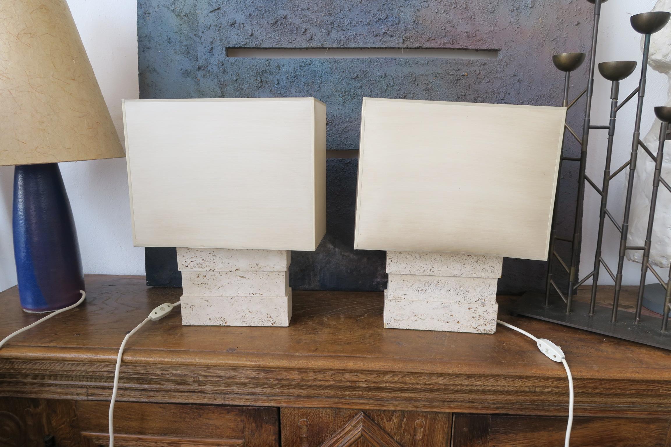 par de lámparas de mesa en travertino de los años 70 finales del siglo XX en venta