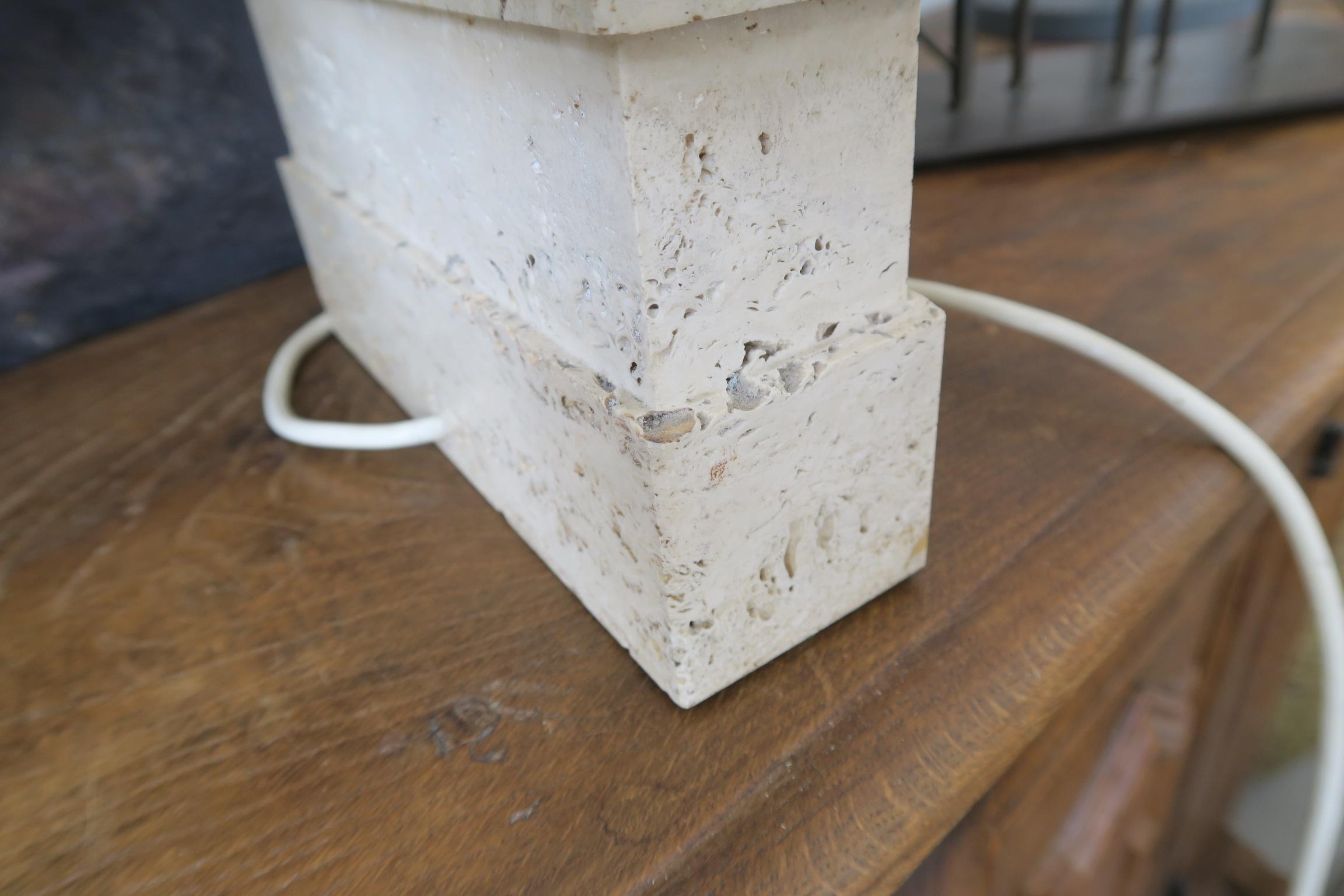 par de lámparas de mesa en travertino de los años 70 en venta 2
