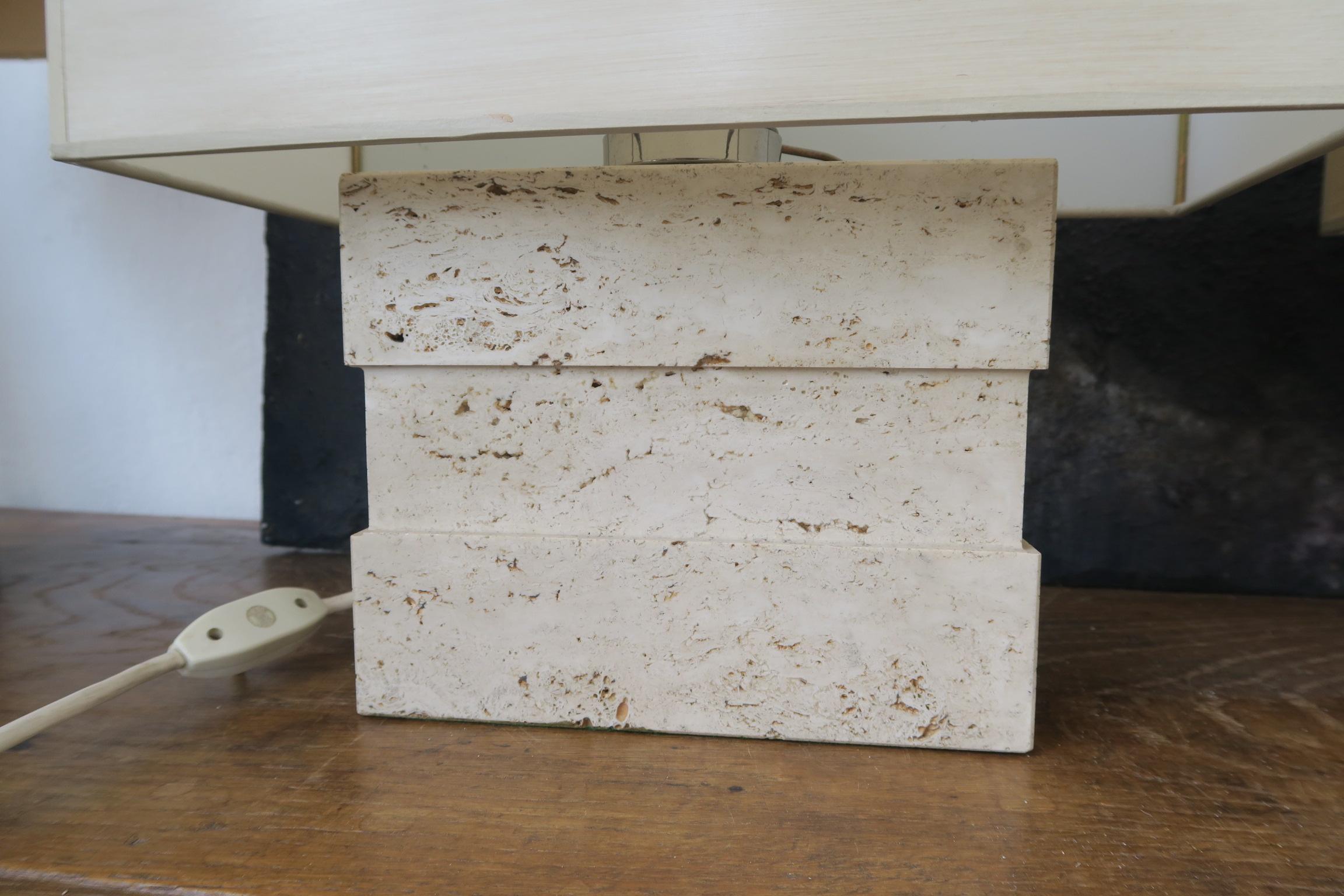 par de lámparas de mesa en travertino de los años 70 en venta 4