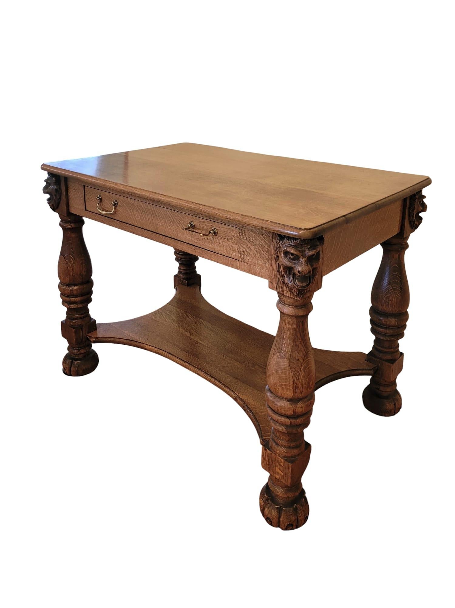 Americano Antico tavolo da biblioteca americano in Oak con teste di leone intagliate, fine 19°-inizio 20°. in vendita