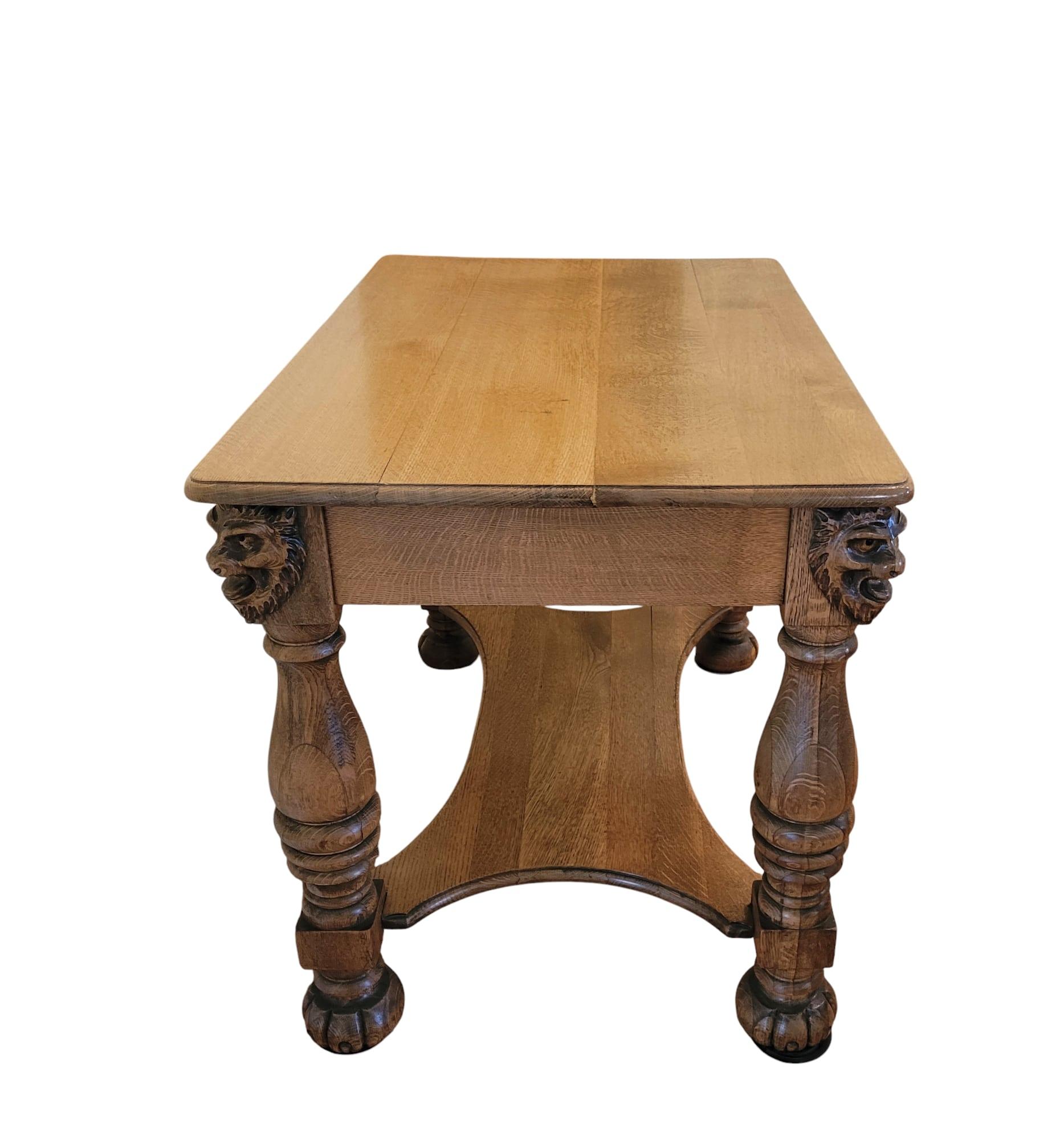 Antico tavolo da biblioteca americano in Oak con teste di leone intagliate, fine 19°-inizio 20°. In condizioni buone in vendita a North Palm Beach, FL