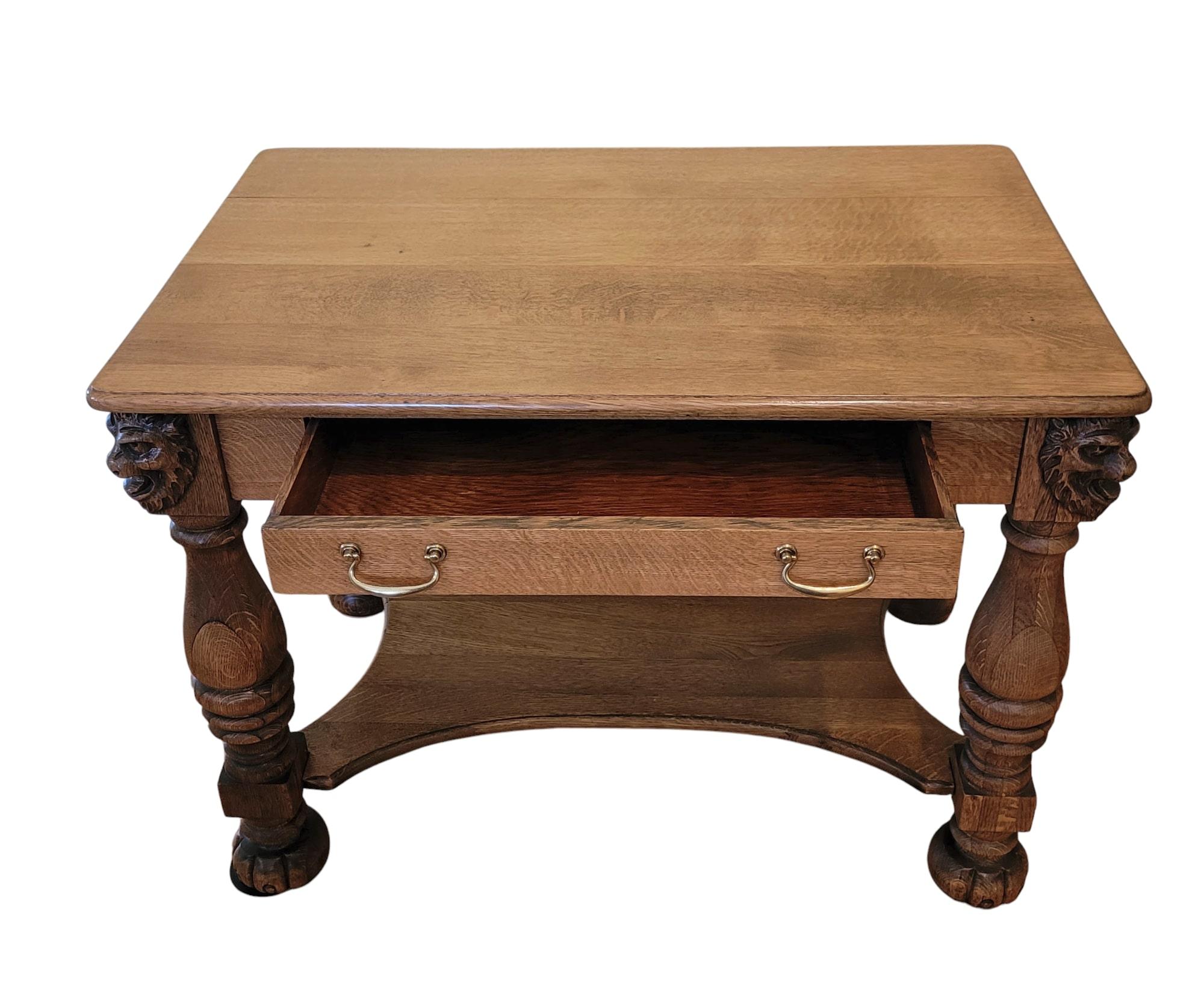 Ottone Antico tavolo da biblioteca americano in Oak con teste di leone intagliate, fine 19°-inizio 20°. in vendita
