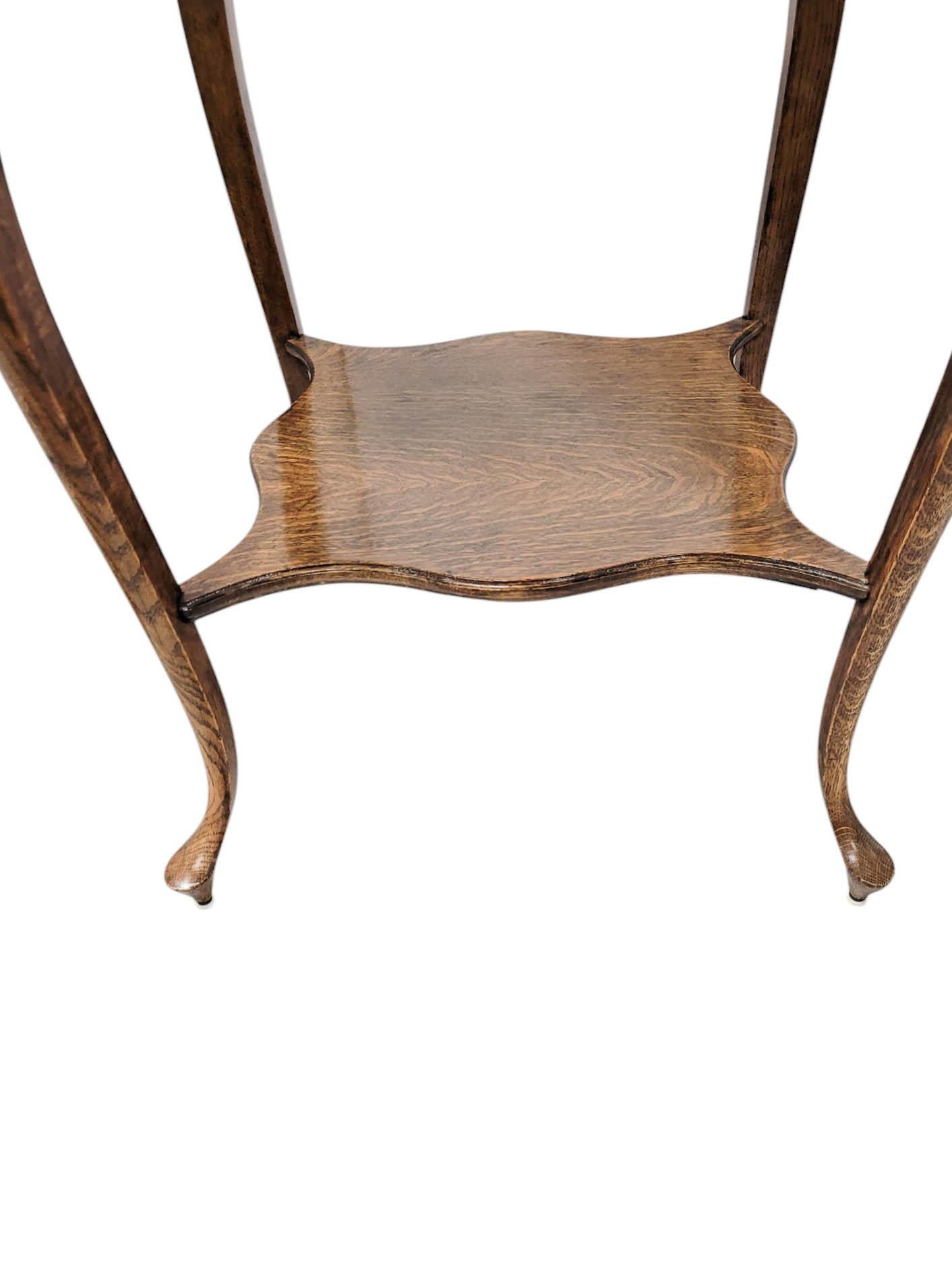 Ancienne table de salon en chêne équarri 
