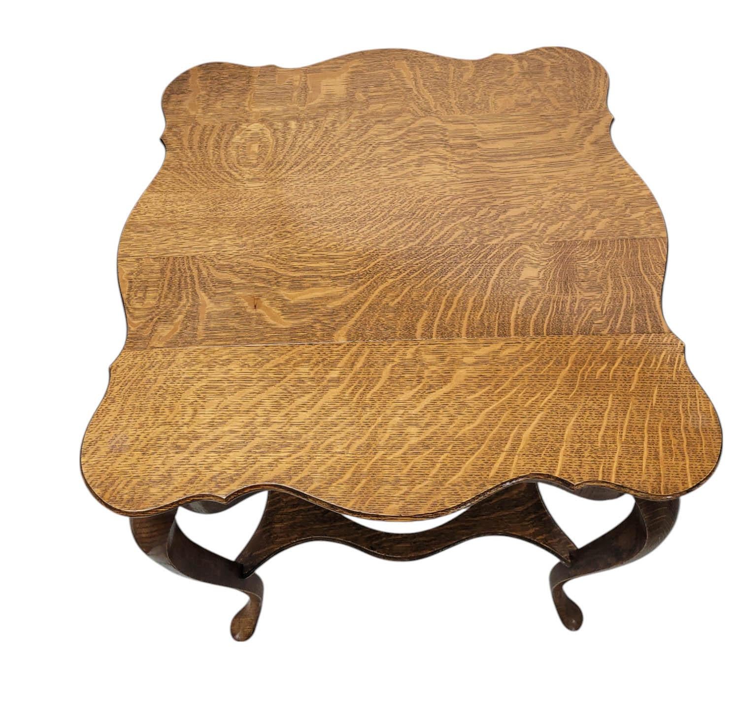 20ième siècle Ancienne table de salon en chêne équarri 