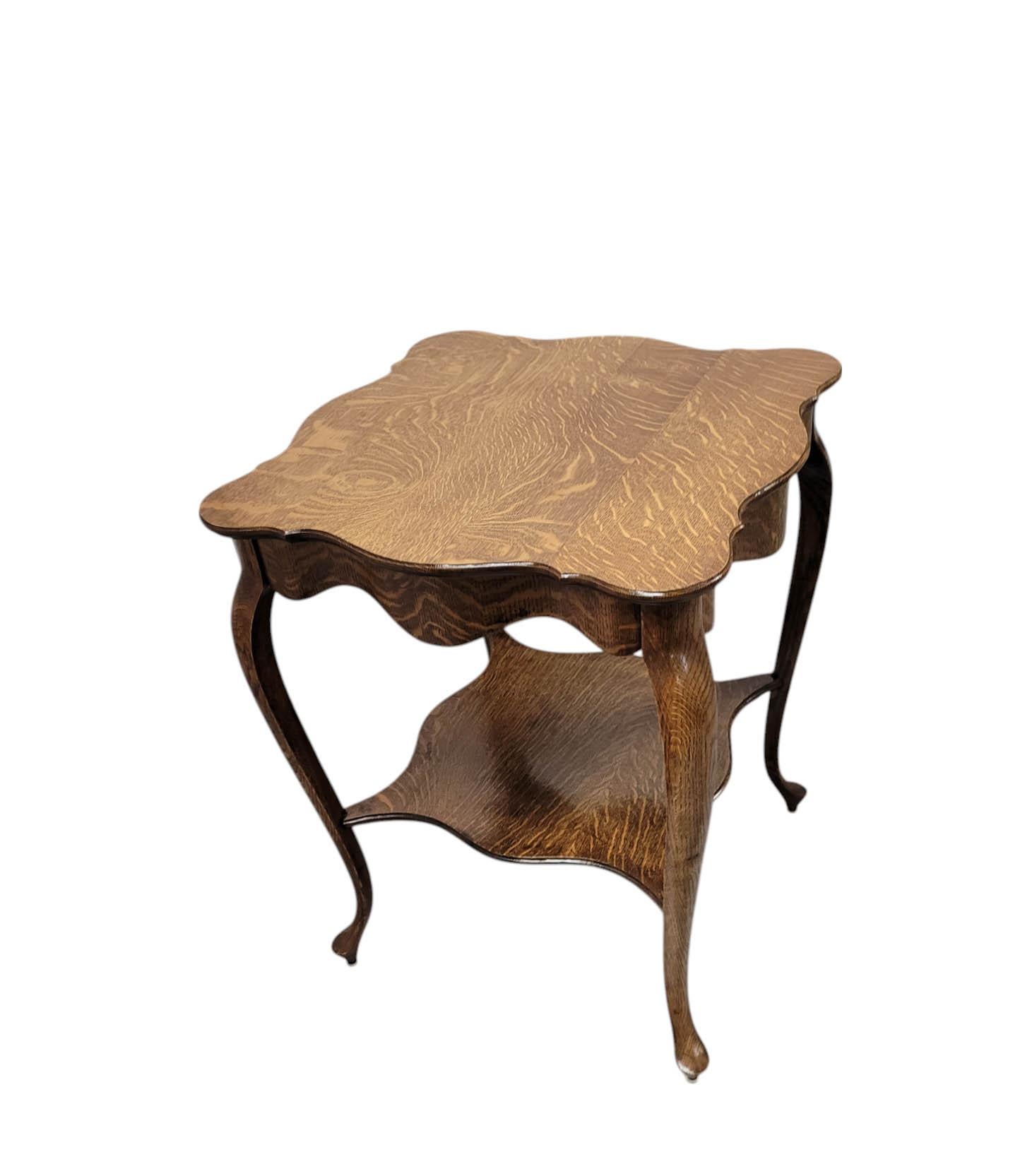 Ancienne table de salon en chêne équarri 