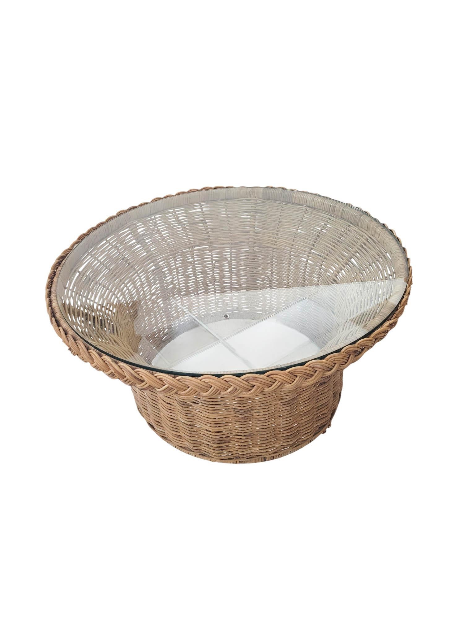 This coastal-style round cocktail table blends natural materials with relaxed elegance. Crafted from woven natural wicker, the table features a sturdy, textural base accented by a braided edge detail for added artisanal appeal.

A clear glass top