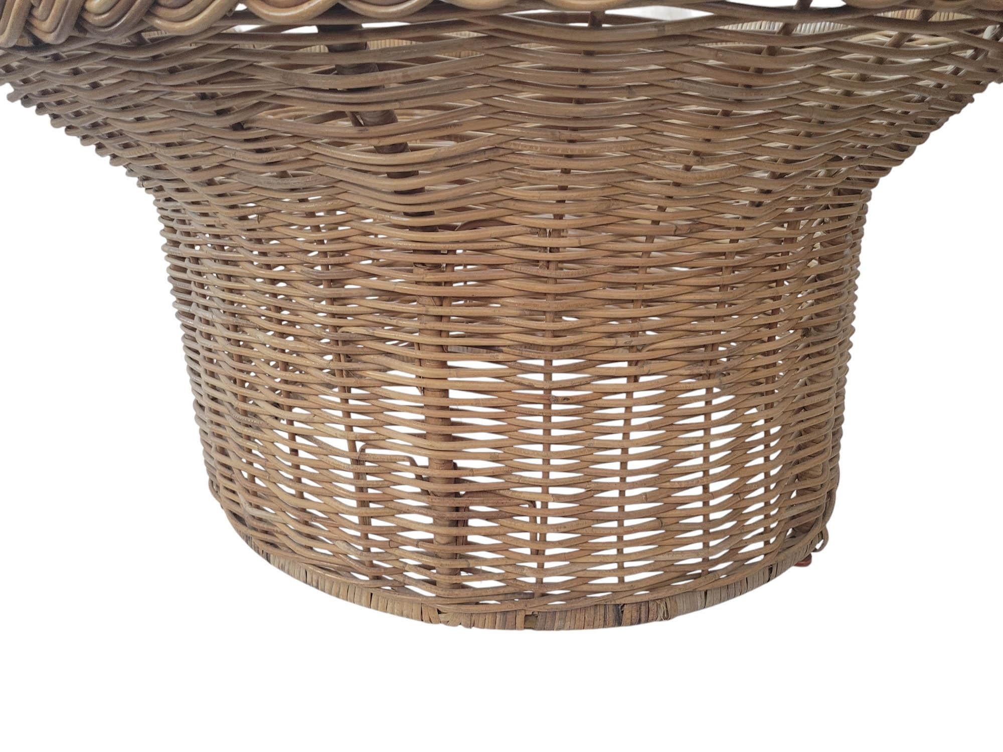 Natural Wicker /Rattan Coastal Style Round Cocktail Table with Glass Top In Good Condition For Sale In North Palm Beach, FL