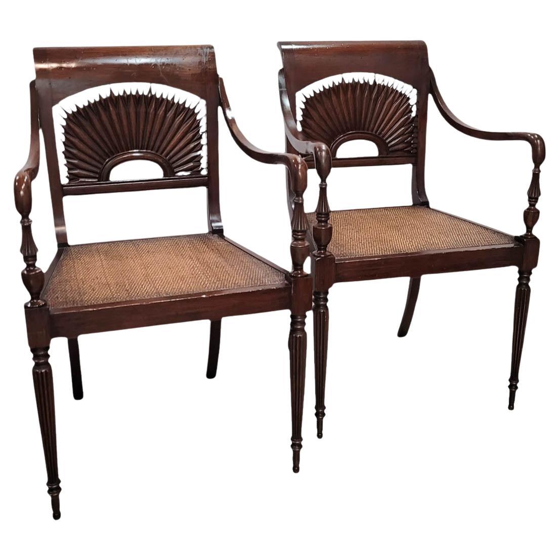 Paire de fauteuils à dossier ensoleillé sculptés de style anglo-indien en vente