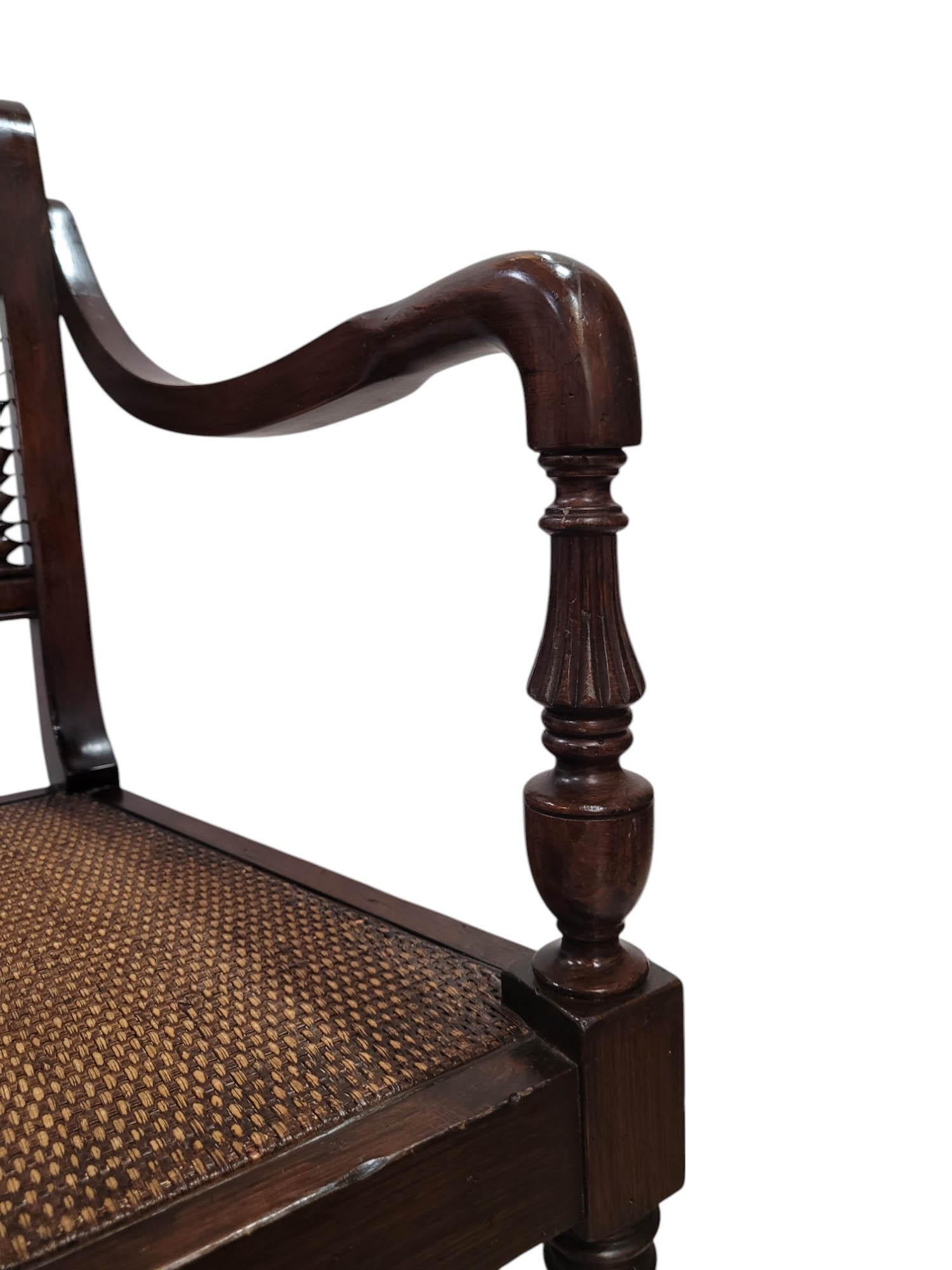 Paire de fauteuils à dossier ensoleillé sculptés de style anglo-indien en vente 7