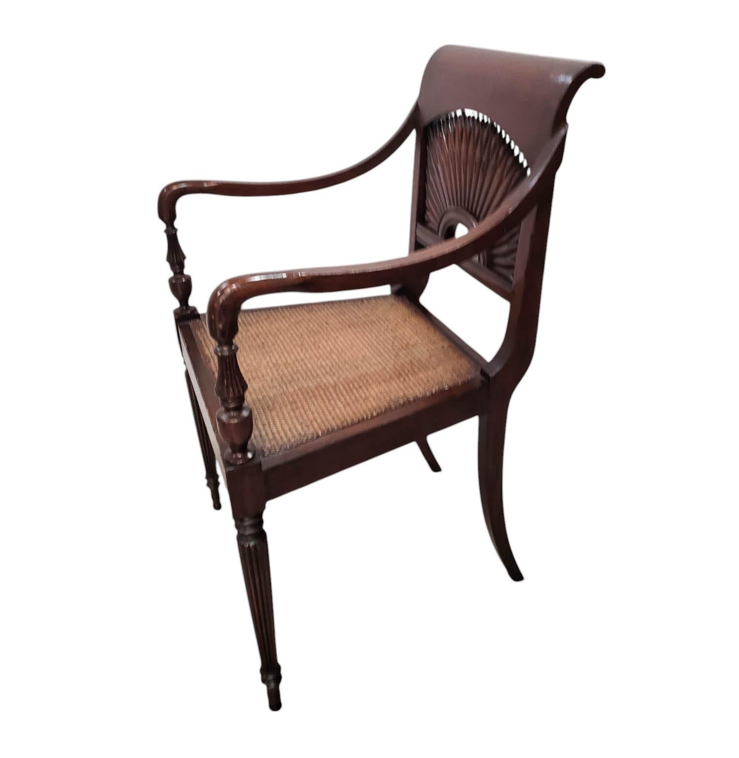 Paire de fauteuils à dossier ensoleillé sculptés de style anglo-indien Bon état - En vente à North Palm Beach, FL