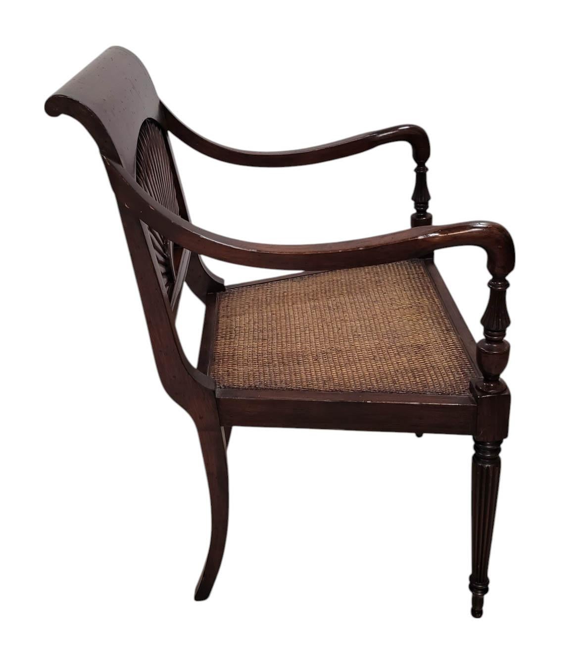 Canne Paire de fauteuils à dossier ensoleillé sculptés de style anglo-indien en vente