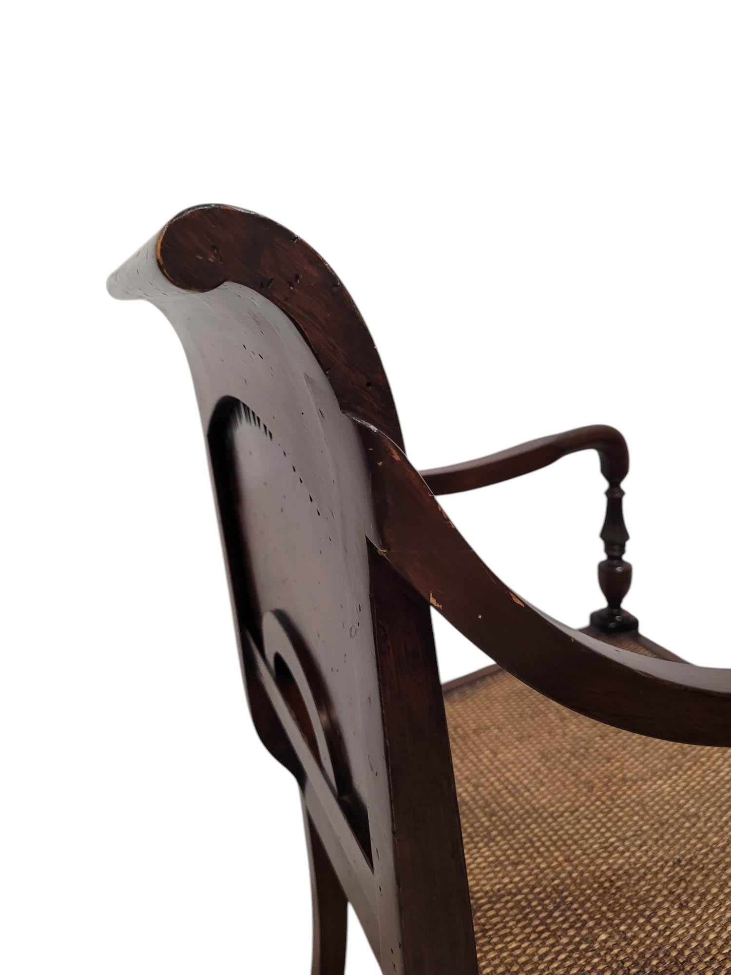 Paire de fauteuils à dossier ensoleillé sculptés de style anglo-indien en vente 4