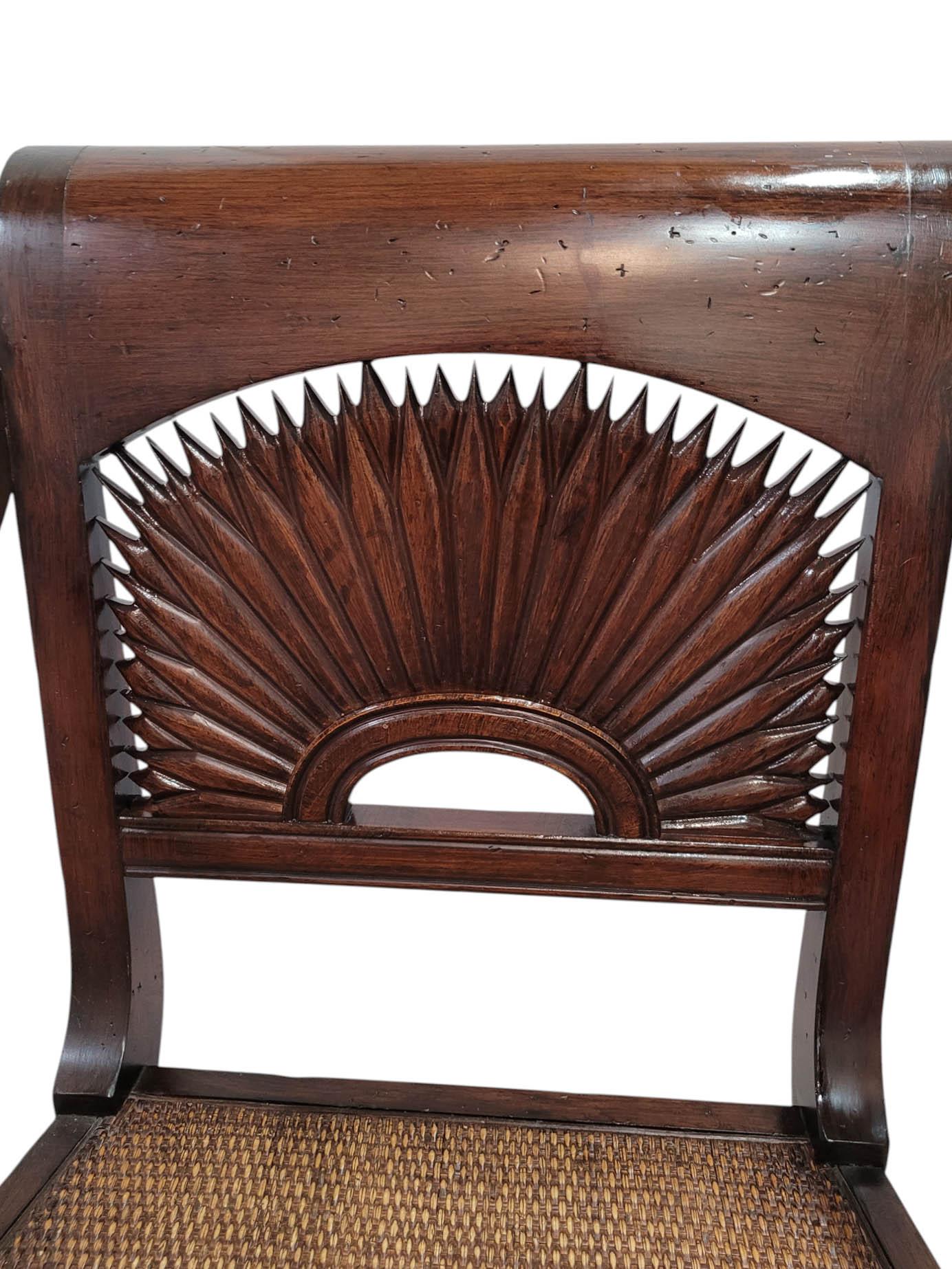 Paire de fauteuils à dossier ensoleillé sculptés de style anglo-indien en vente 2