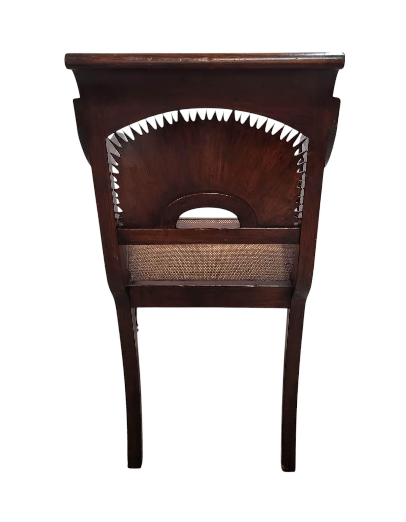 Paire de fauteuils à dossier ensoleillé sculptés de style anglo-indien en vente 1