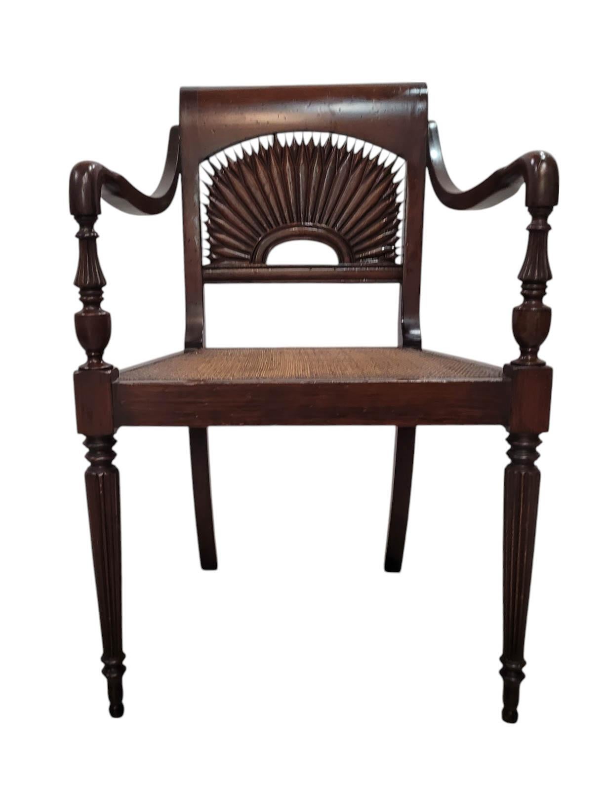 Sculpté Paire de fauteuils à dossier ensoleillé sculptés de style anglo-indien en vente